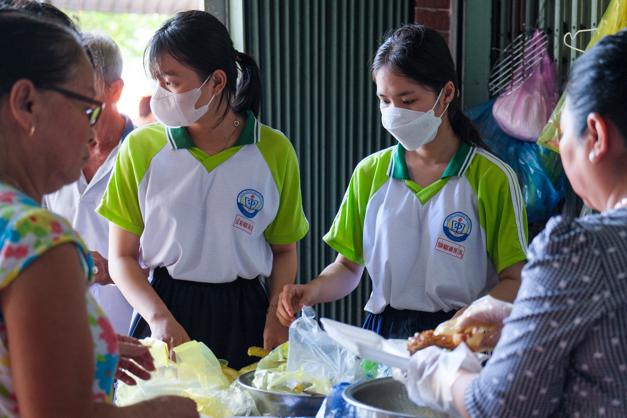 Các em học sinh cũng góp sức để anh chị hoàn thành tốt kỳ thi. Các em học sinh cũng góp sức để anh chị hoàn thành tốt kỳ thi.