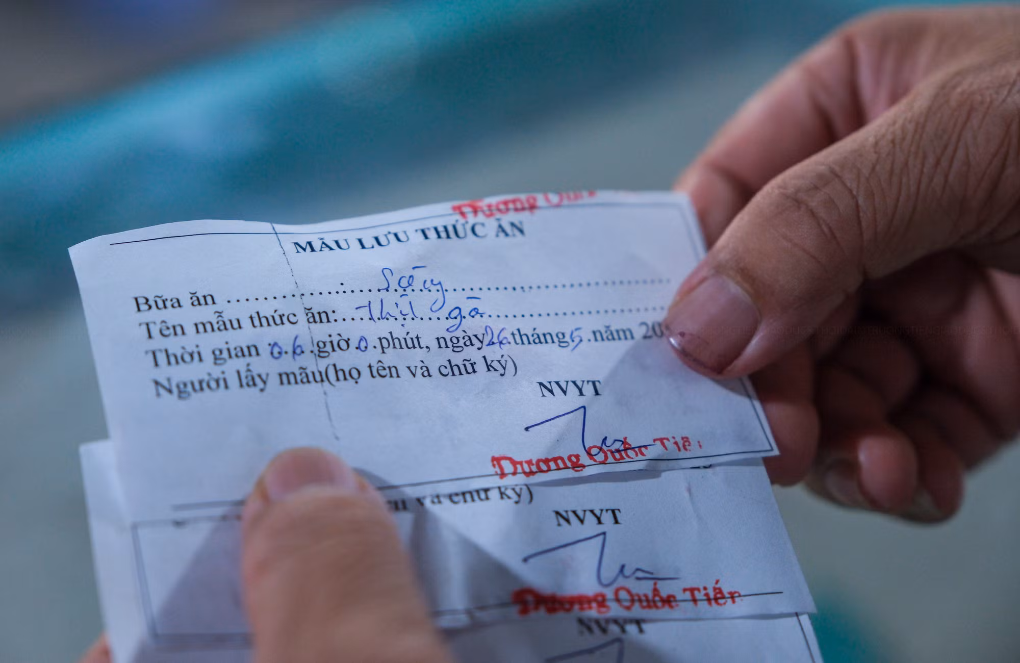 Lãnh đạo nhà trường và cán bộ y tế thực hiện lưu mẫu theo quy định. Lãnh đạo nhà trường và cán bộ y tế thực hiện lưu mẫu theo quy định.