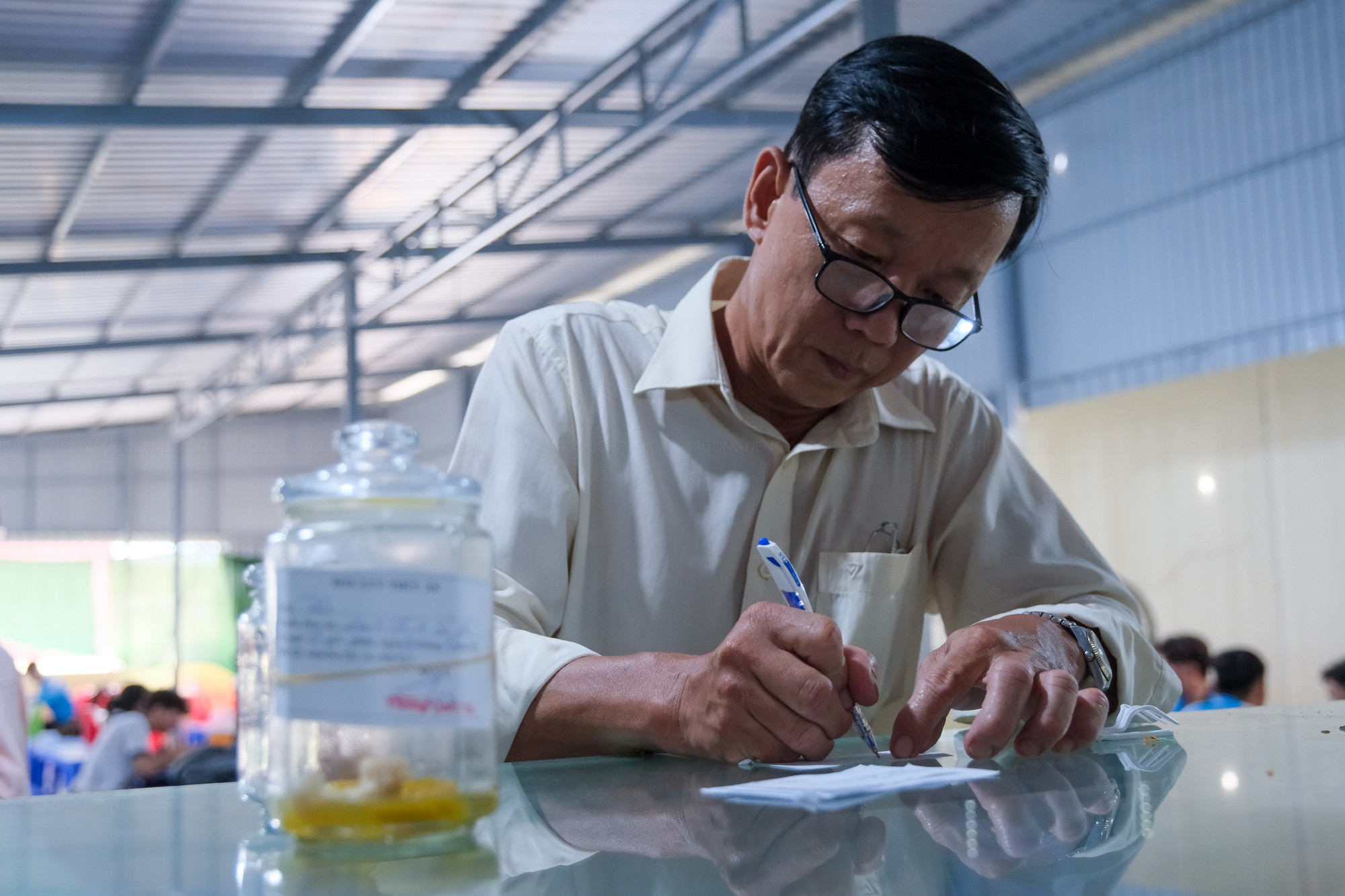 Lãnh đạo nhà trường và cán bộ y tế thực hiện lưu mẫu theo quy định.