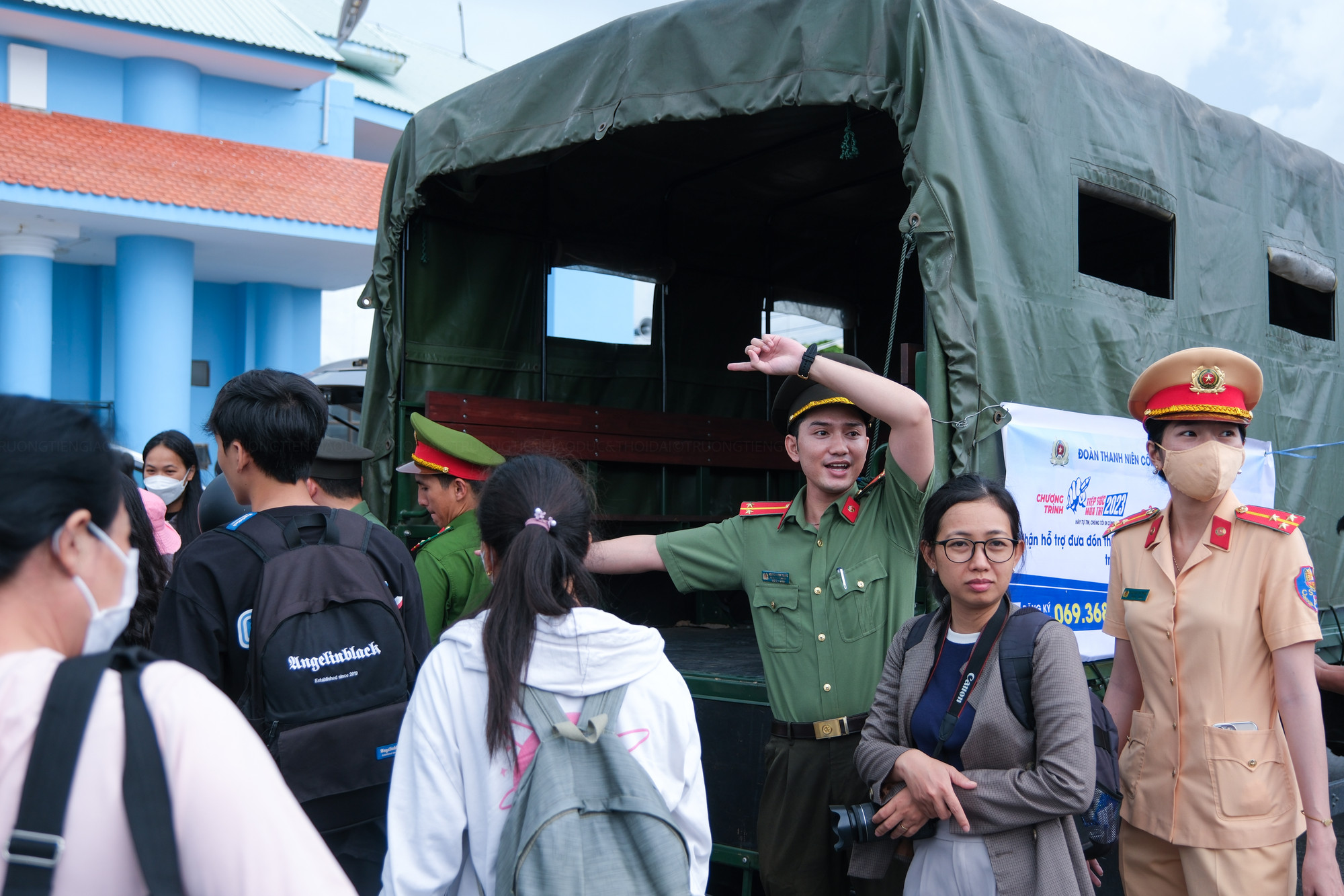 Tuổi trẻ Công an tỉnh Kiên Giang đã có mặt kịp thời đón học sinh huyện đảo tại bến tàu Rạch Giá. Tuổi trẻ Công an tỉnh Kiên Giang đã có mặt kịp thời đón học sinh huyện đảo tại bến tàu Rạch Giá.