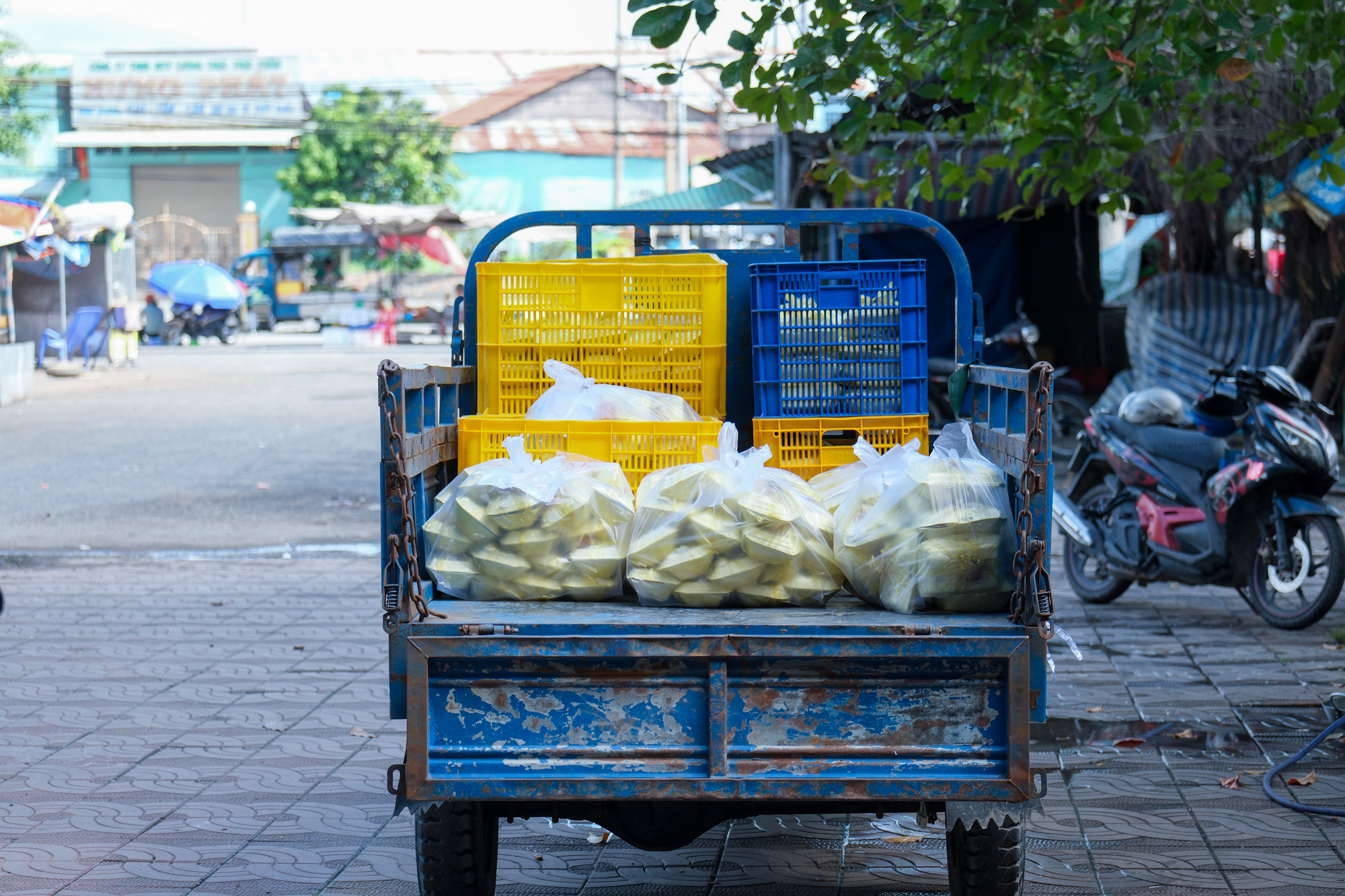 Những phần cơm nóng hổi được chia thành từng phần theo từng khối lớp. Những phần cơm nóng hổi được chia thành từng phần theo từng khối lớp.