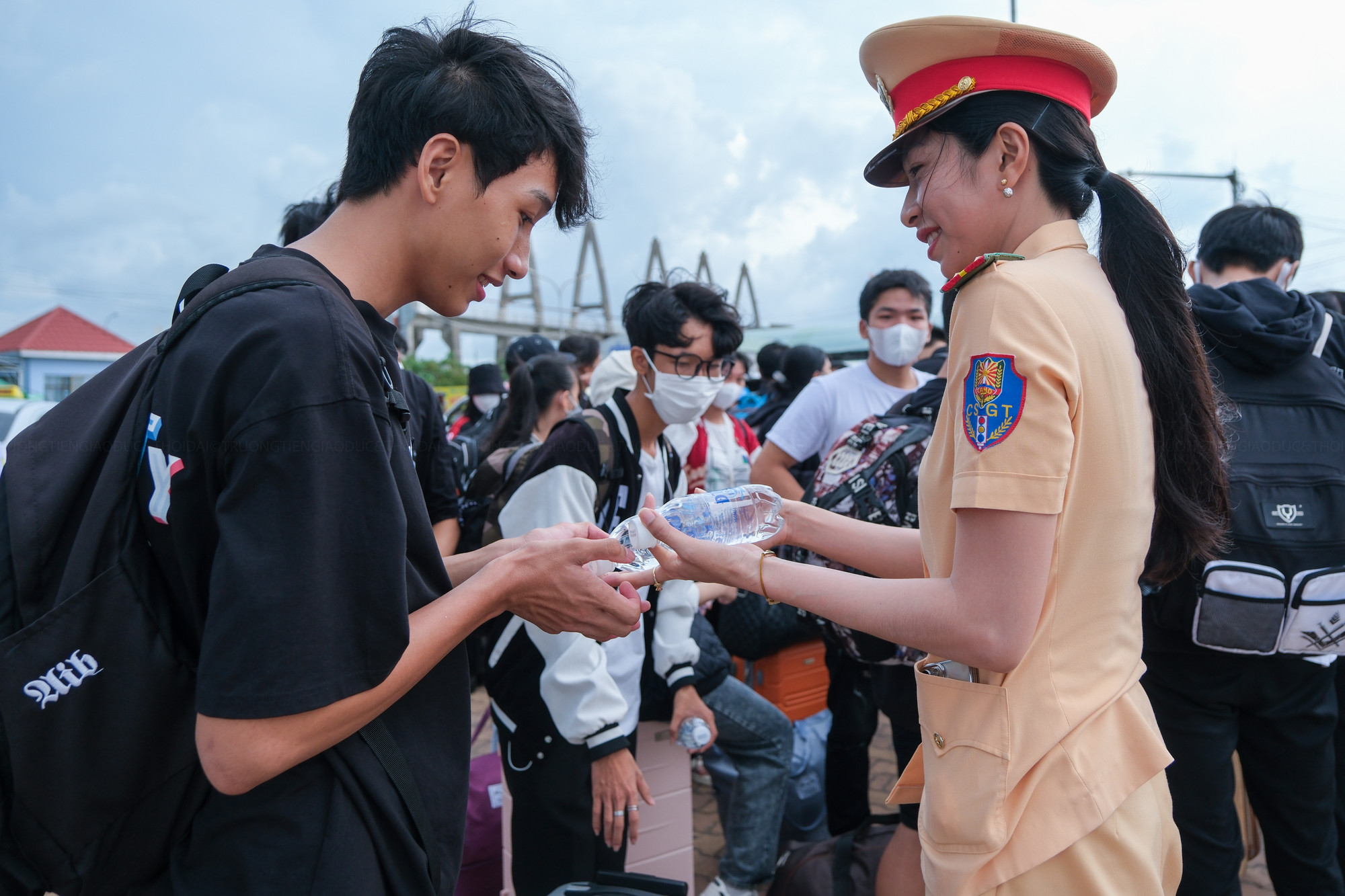 Các chiến sĩ công an thăm hỏi và hỗ trợ nước uống cho thí sinh sau khi cập bến an toàn. Các chiến sĩ công an thăm hỏi và hỗ trợ nước uống cho thí sinh sau khi cập bến an toàn.