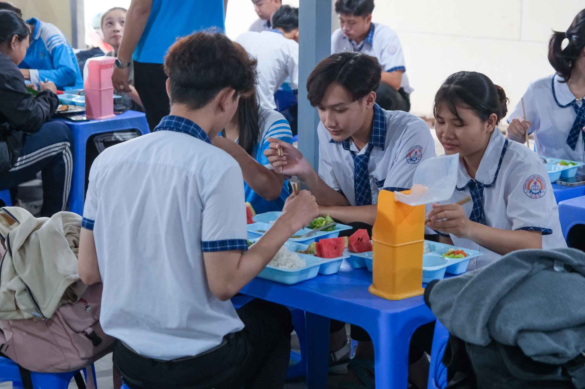 Sau khi dùng xong học sinh sẽ tự vệ sinh dụng cụ ăn và khay.