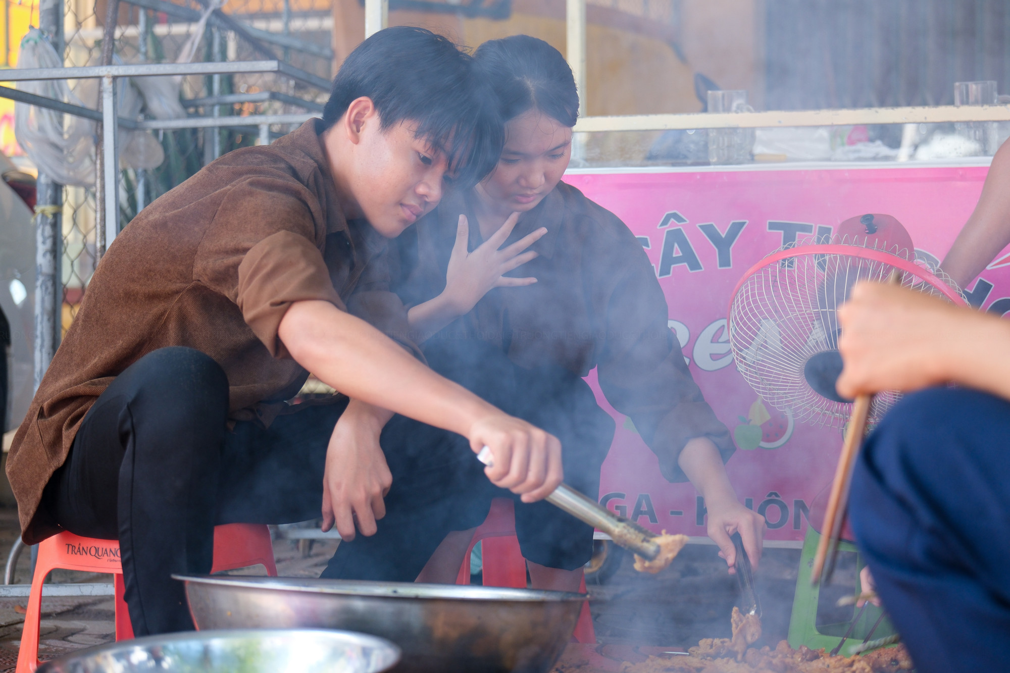 Thấy việc làm đầy ý nghĩa của thầy Tân, thầy cô cùng học sinh và mạnh thường quân tham gia hỗ trợ. Thấy việc làm đầy ý nghĩa của thầy Tân, thầy cô cùng học sinh và mạnh thường quân tham gia hỗ trợ.