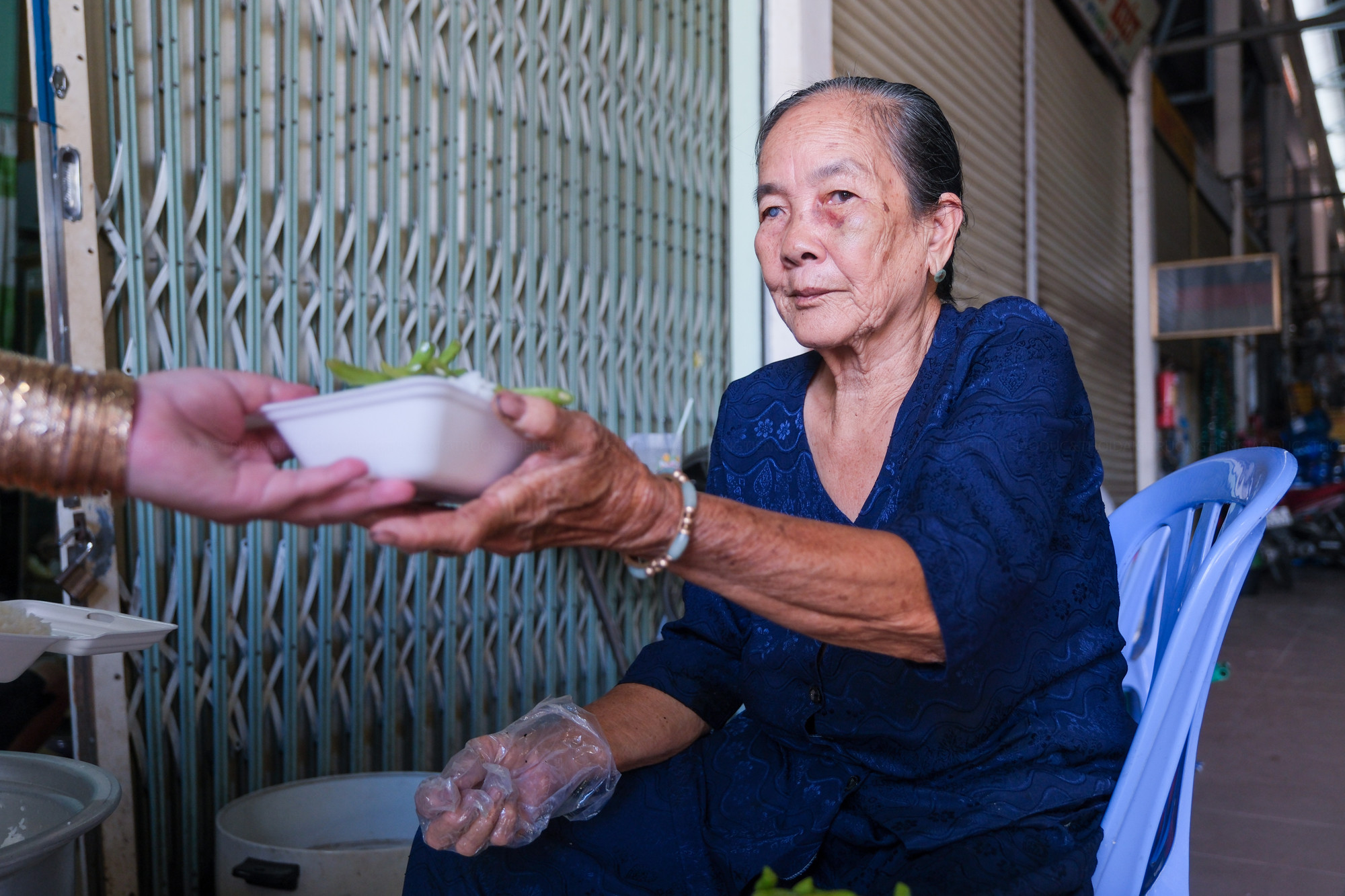 Đã lớn tuổi nhưng bà Ngô Thị Mười cũng muốn góp sức cho trò. Đã lớn tuổi nhưng bà Ngô Thị Mười cũng muốn góp sức cho trò.