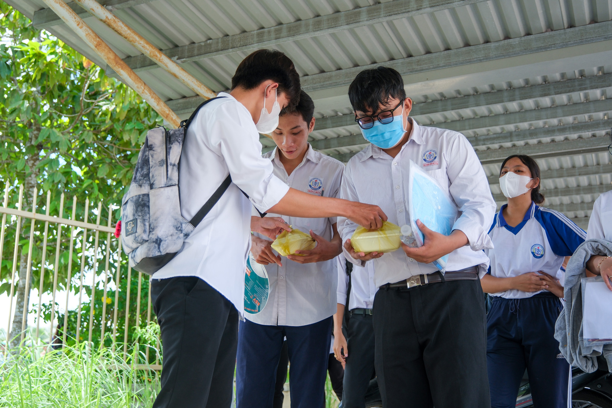 Sau khi nhận phần cơm, các em phân chia lại cho các bạn trong lớp. Sau khi nhận phần cơm, các em phân chia lại cho các bạn trong lớp.