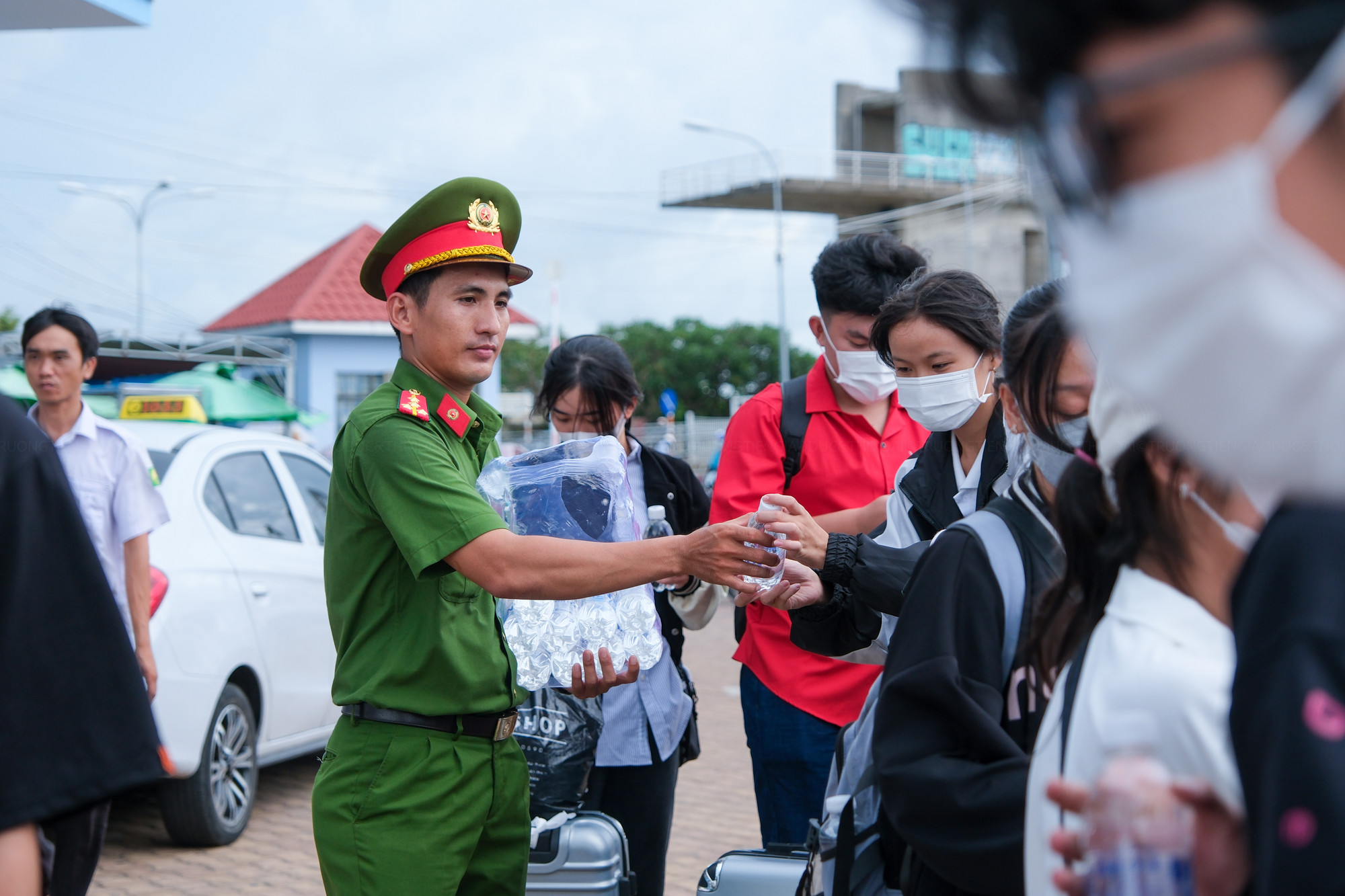 Các chiến sĩ công an thăm hỏi và hỗ trợ nước uống cho thí sinh sau khi cập bến an toàn. Các chiến sĩ công an thăm hỏi và hỗ trợ nước uống cho thí sinh sau khi cập bến an toàn.