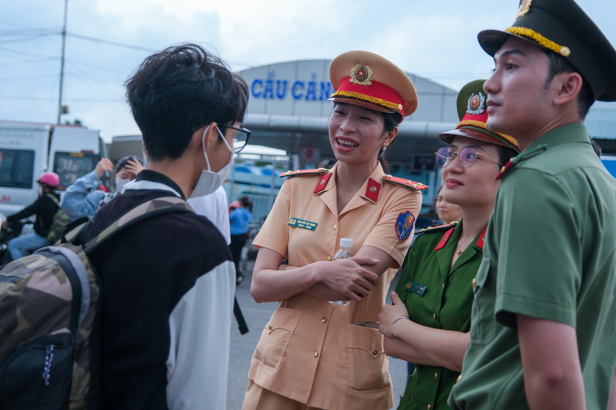 Các chiến sĩ công an thăm hỏi và hỗ trợ nước uống cho thí sinh sau khi cập bến an toàn. Các chiến sĩ công an thăm hỏi và hỗ trợ nước uống cho thí sinh sau khi cập bến an toàn.