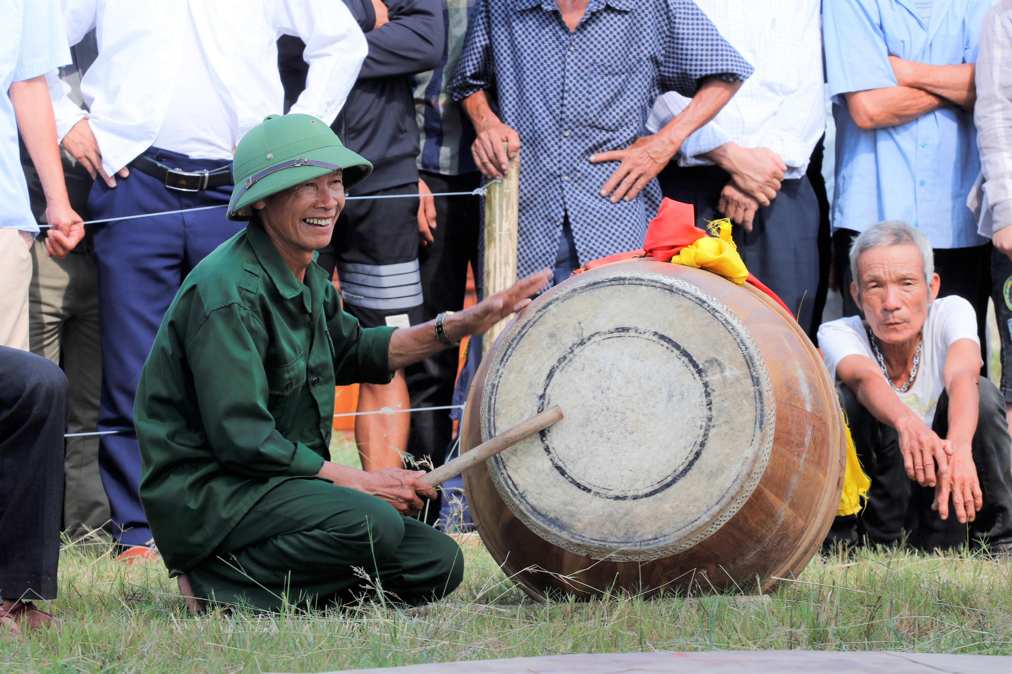Ông Trần Hữu Hóa (65 tuổi, xã Thuần Thiện) chia sẻ: &quot;Từ nhỏ tôi đã chứng kiến ông cha mình tham gia thi vật và đam mê với môn thể thao này. Không quan trọng độ tuổi, nam, nữ, mọi người đều có thể tham gia. Hội vật có thể kéo dài đến 2 ngày để các xã phân định thắng thua”.