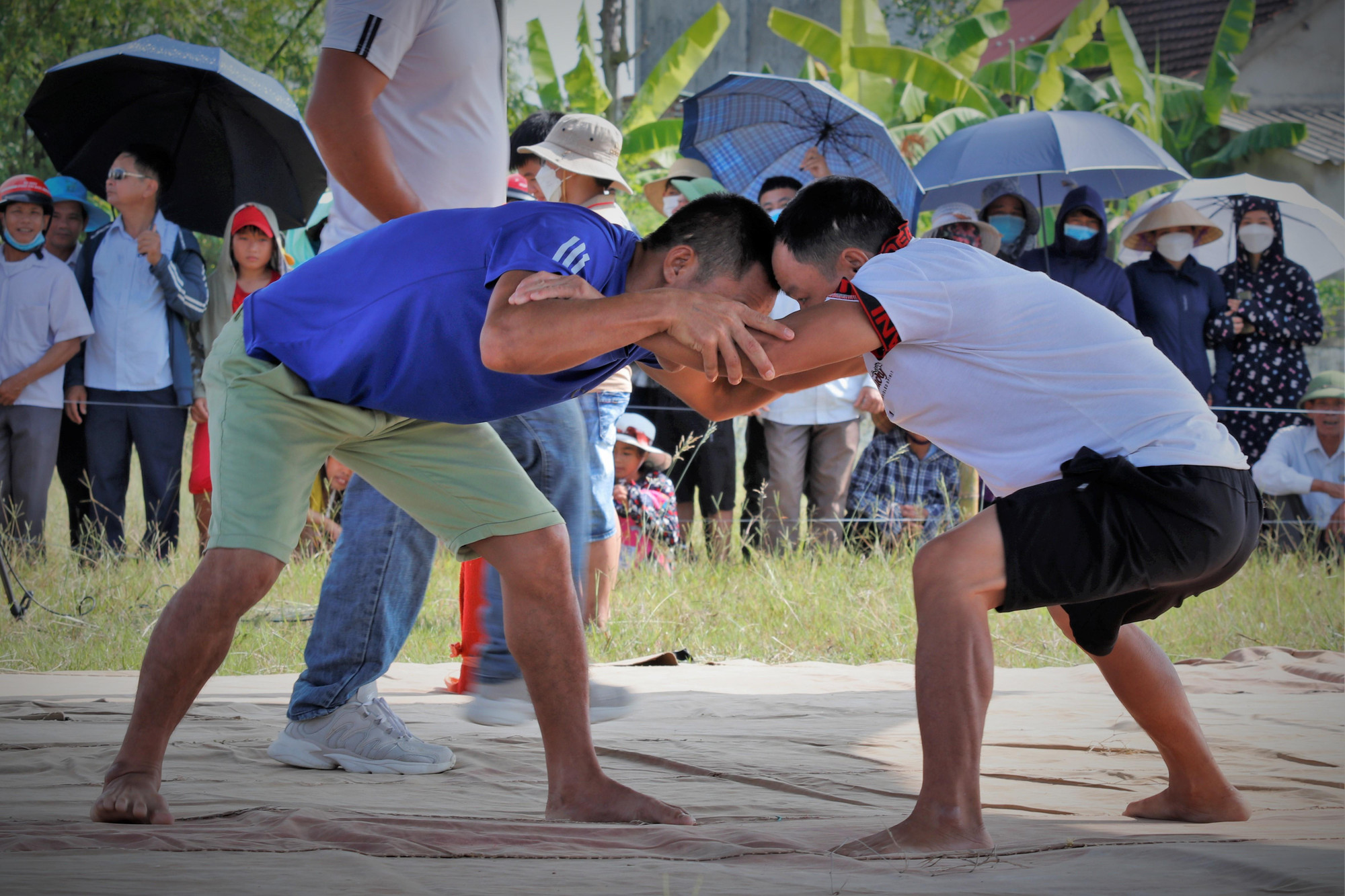 Hội vật không phân biệt giới tính và tuổi tác, khi thi đấu trọng tài sẽ sắp xếp các đối thủ sao cho vừa sức nhau. Các đô vật được chia thành 3 nhóm chính: người lớn, trẻ em và phụ nữ.