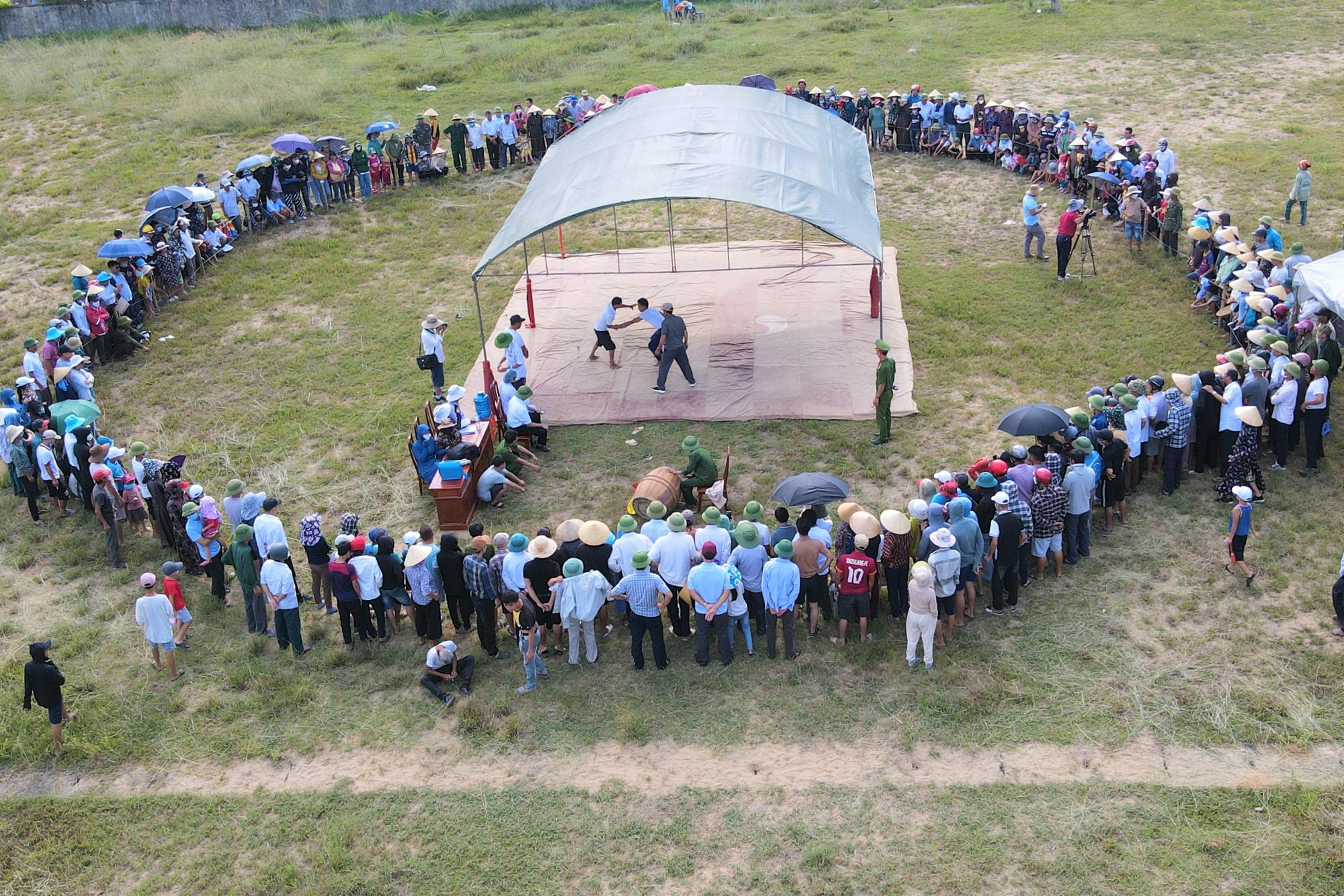 Các đô vật sẽ tranh đấu trên “võ đài” có diện tích 15m2, bên dưới được trải tấm nệm dày gần 10cm.