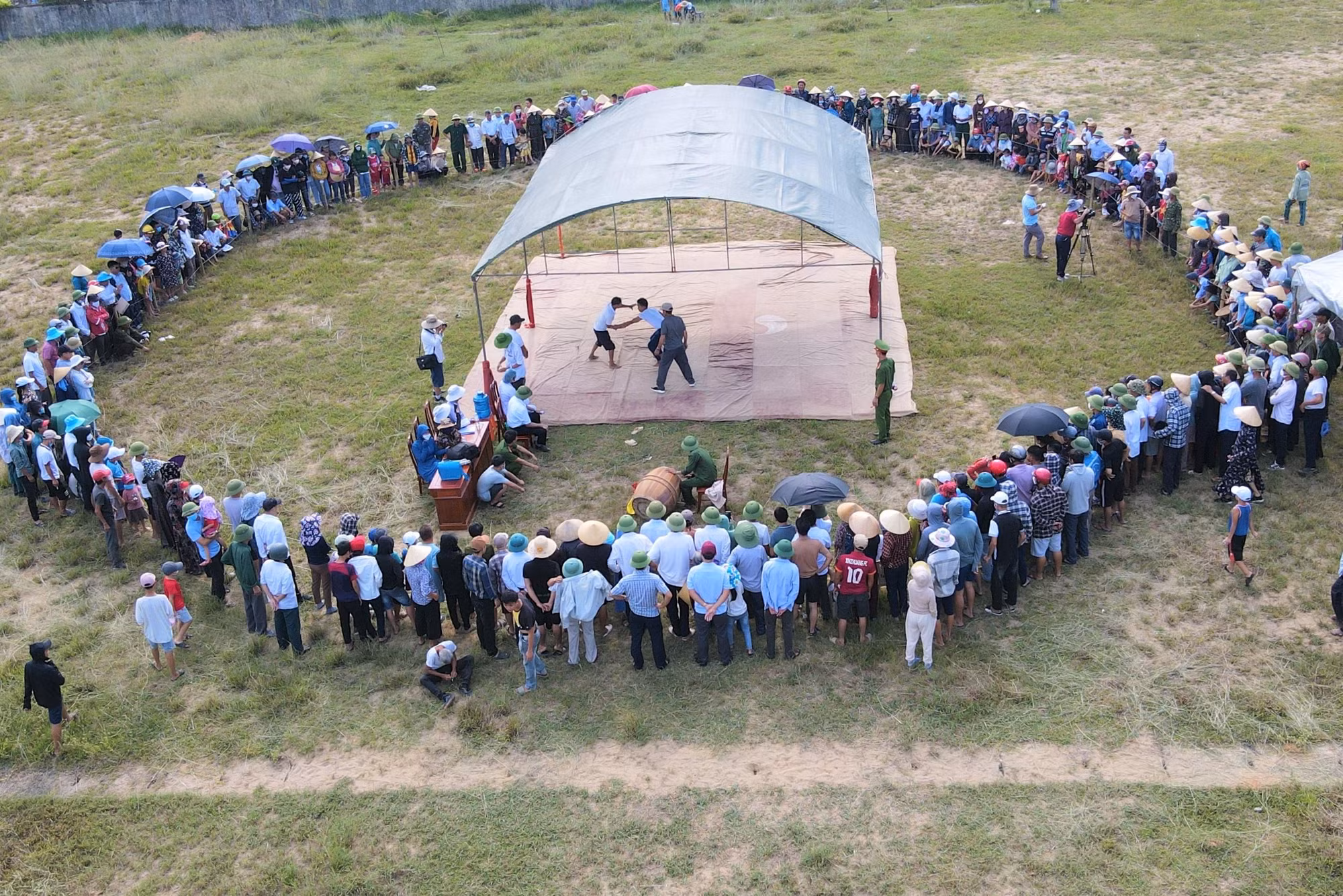 Các đô vật sẽ tranh đấu trên “võ đài” có diện tích 15m2, bên dưới được trải tấm nệm dày gần 10cm.