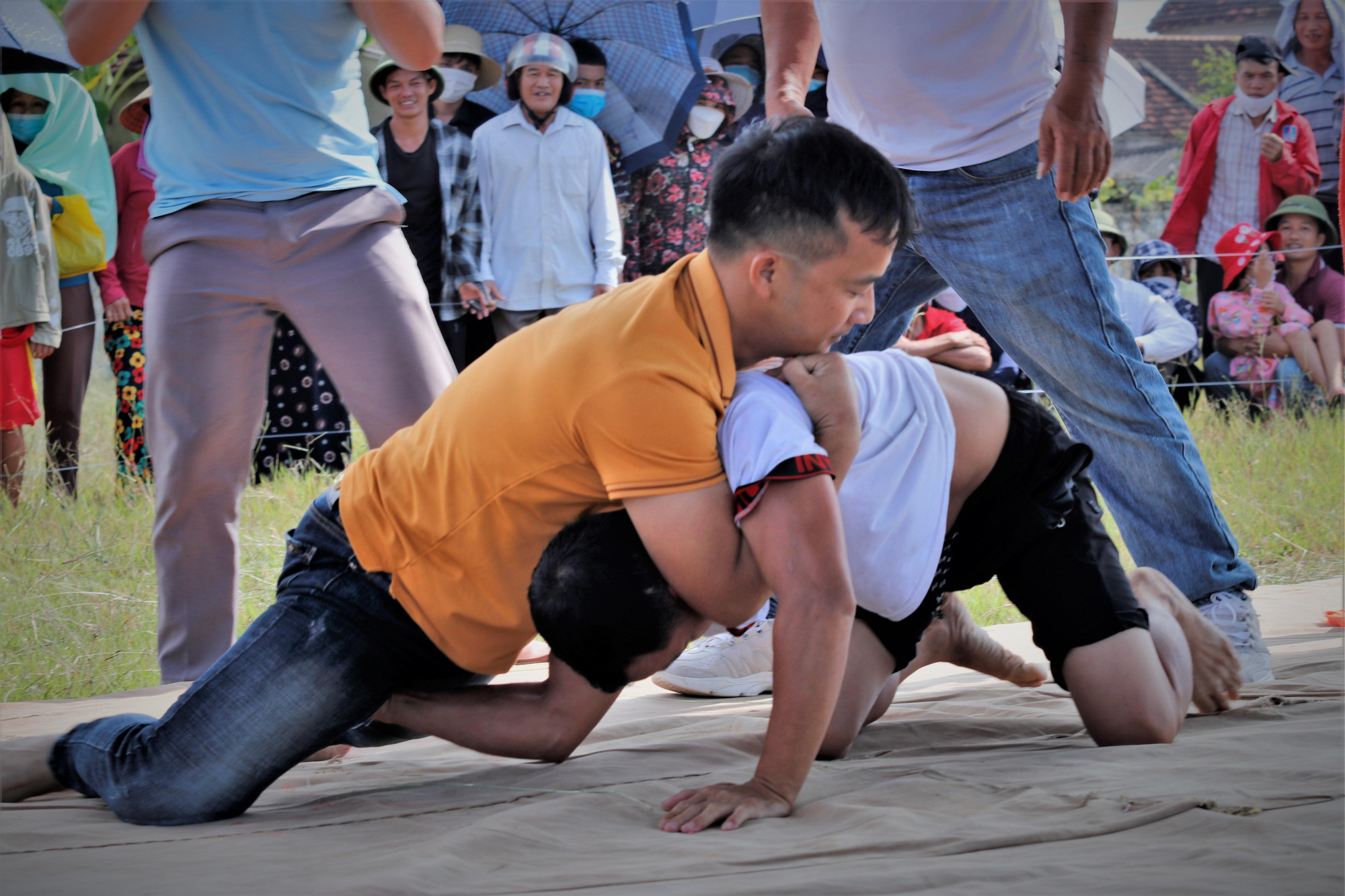 Trước khi trận đấu bắt đầu, trọng tài sẽ kiểm tra, nhắc nhở các đô vật không mang theo những vật dụng kim loại dễ gây thương tích cho đối phương.