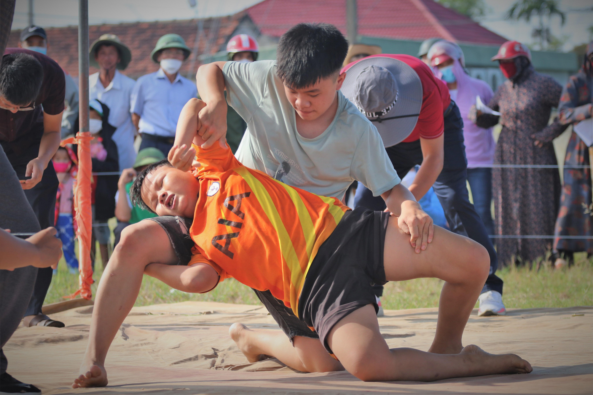 Theo luật chơi, đô vật chiến thắng phải nhấc bổng hoặc vật ngã đối phương cho lưng chạm xuống đất.