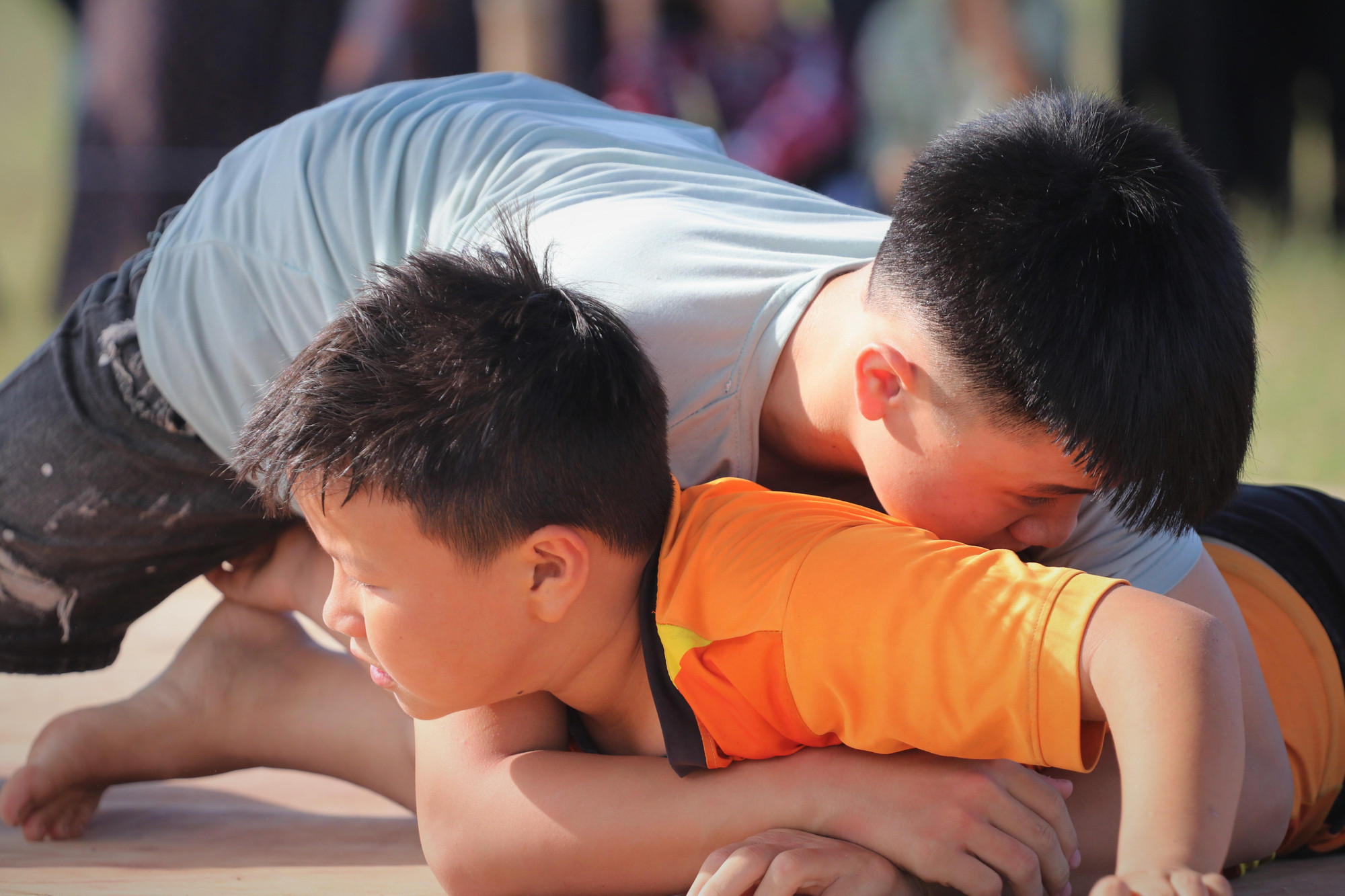 Trong quá trình thi đấu, các đô vật không được dùng tay, chân để đấm, đá hay gây thương tích cho đối phương. Sử dụng những chước cơ bản như chước vóc trái, chước cọng, quăng, quật, xoắn, xuýt, hay các miếng đánh tấn thủ đòn phản công, những mẹo ra đòn tinh thông để đối thủ phải “lấm lưng, trắng bụng”.