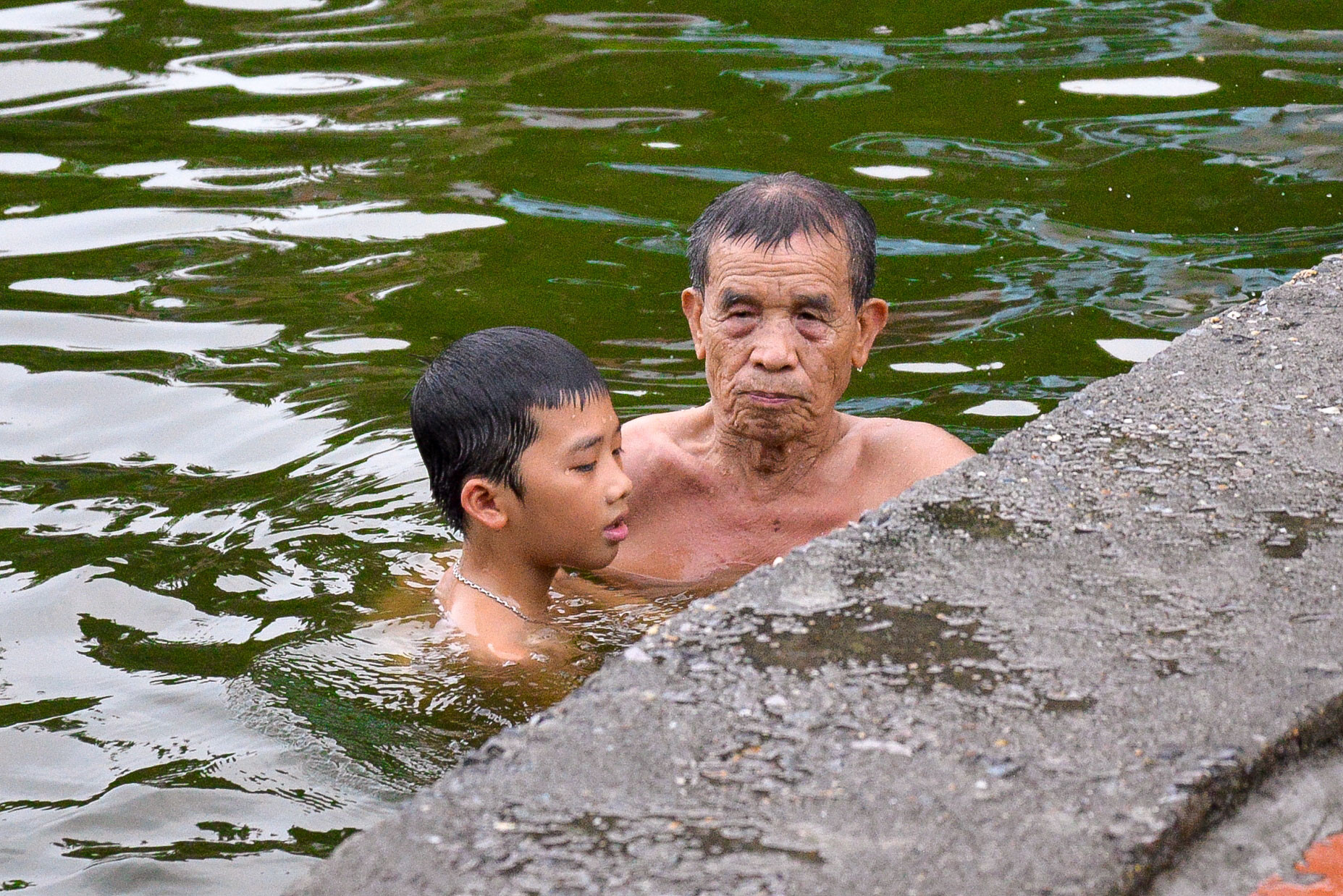 Có núi Sài Sơn bao quanh, khuôn viên rợp bóng mát của những tán cây cổ thụ, trước mặt lại có hồ nước rộng Long Trì khiến cho không khí ở đây luôn mát mẻ mặc cho mùa hè nhiệt độ ngoài trời có thể lên đến 39 – 40 độ C.