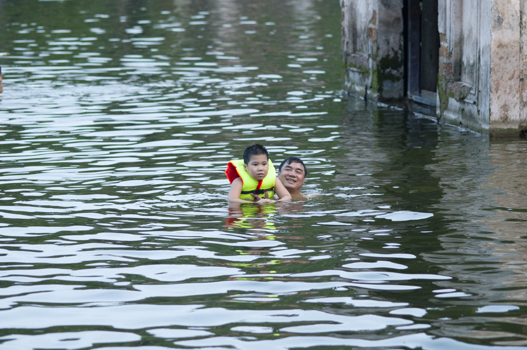 Tất cả mọi lứa tuổi người dân xã Sài Sơn đều coi hồ Long Trì là nơi tắm rửa và rèn luyện kỹ năng bơi.