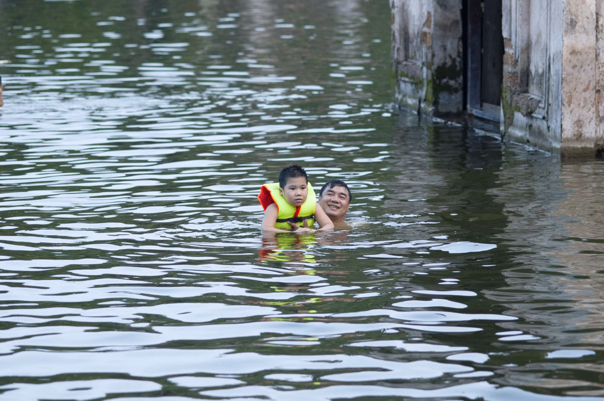 Tất cả mọi lứa tuổi người dân xã Sài Sơn đều coi hồ Long Trì là nơi tắm rửa và rèn luyện kỹ năng bơi.
