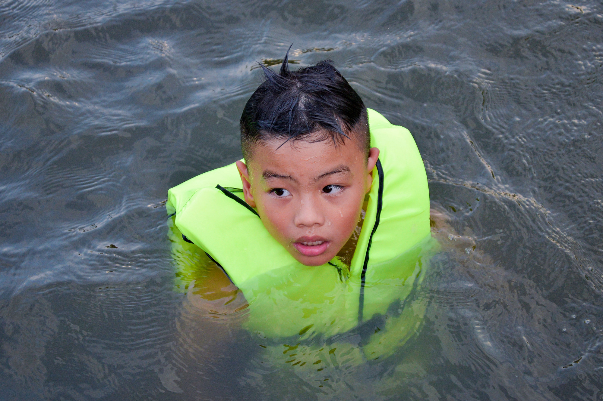 Nhiều bạn còn rất nhỏ nhưng đã có kỹ năng bơi thuần thục.