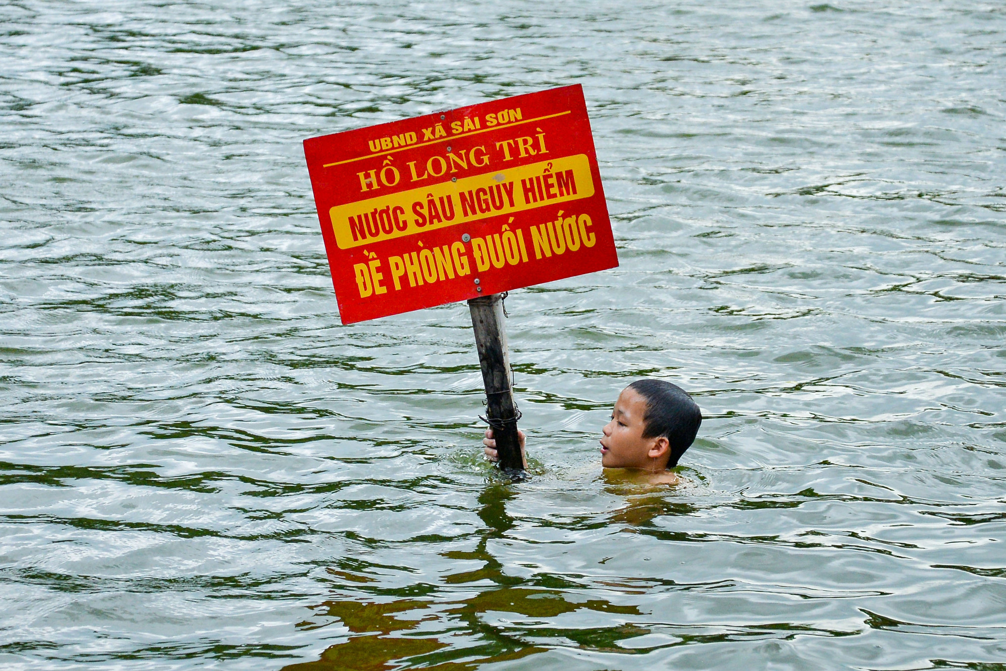 Nhiều biển báo khu vực nước sâu được đặt tại hồ.