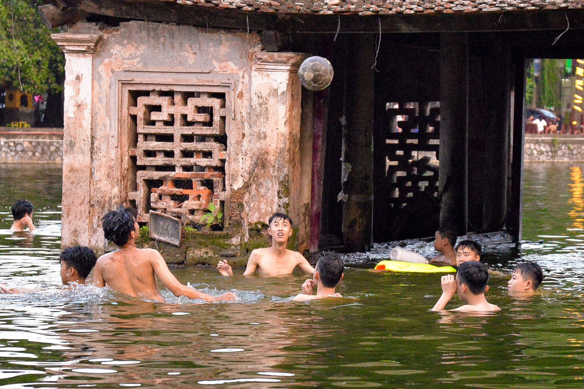 Với trẻ lớn hơn và đã biết bơi thường tắm theo từng tốp, các em được thỏa sức vùng vẫy bằng những trò chơi cùng bạn bè.