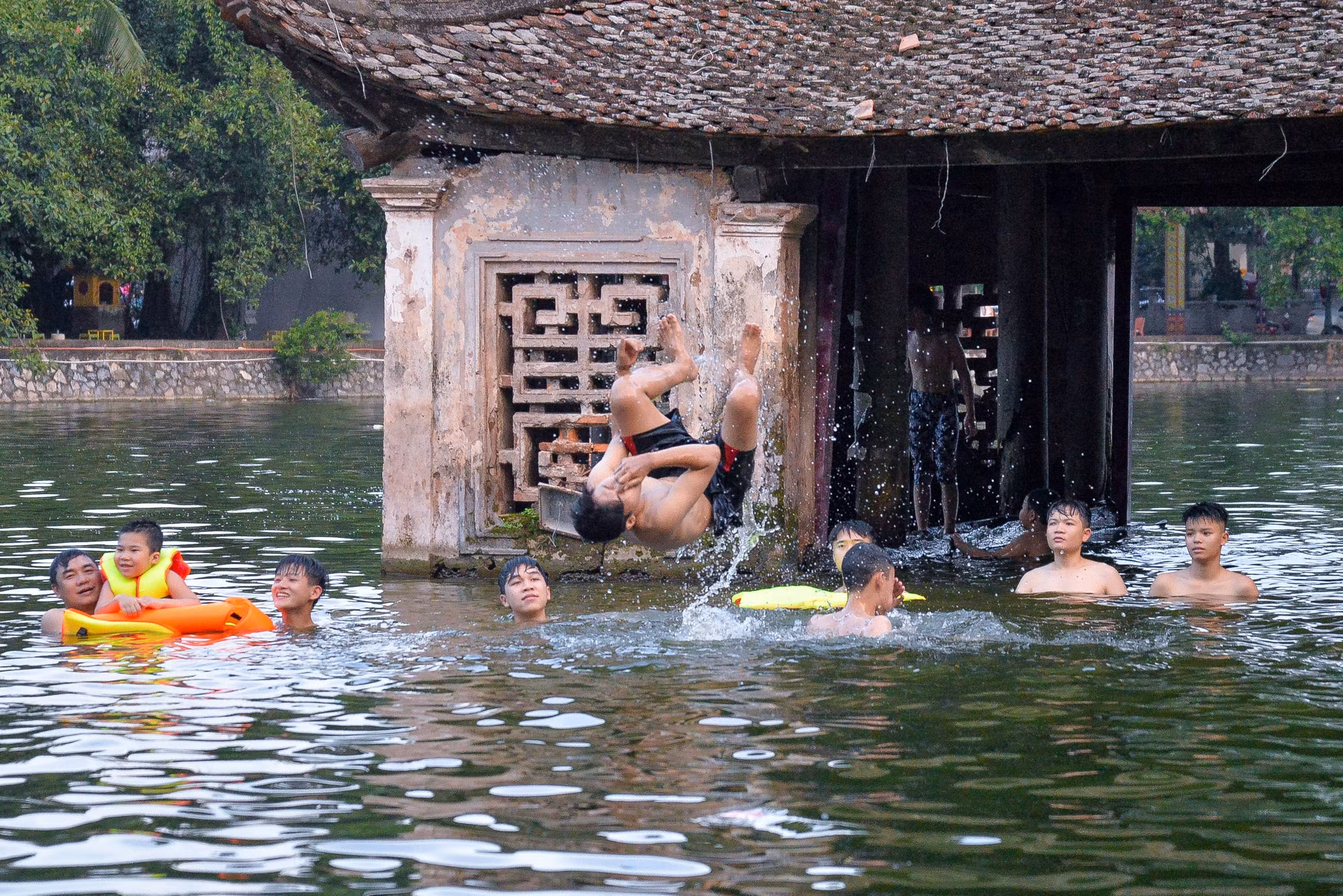 Ao làng nghìn tuổi thành bể bơi mỗi khi hè về.