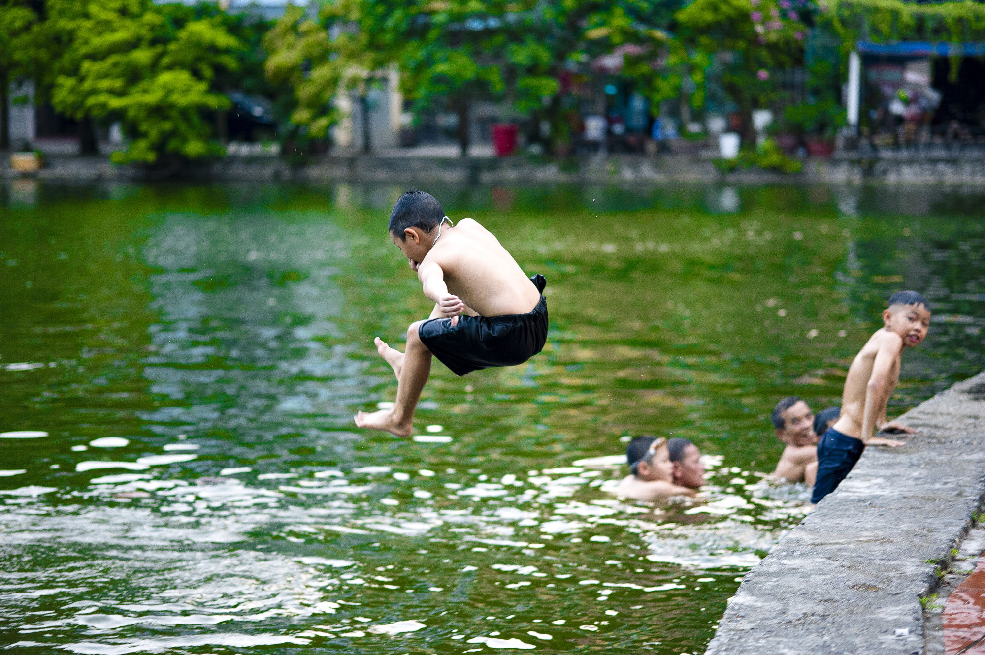 Hàng ngày, cứ đến chiều mát là trẻ em ở làng Đa Phúc, Thuỵ Khuê thuộc xã Sài Sơn (Quốc Oai, Hà Nội) lại ra hồ Long Trì, trước cửa chùa Thầy để tắm.