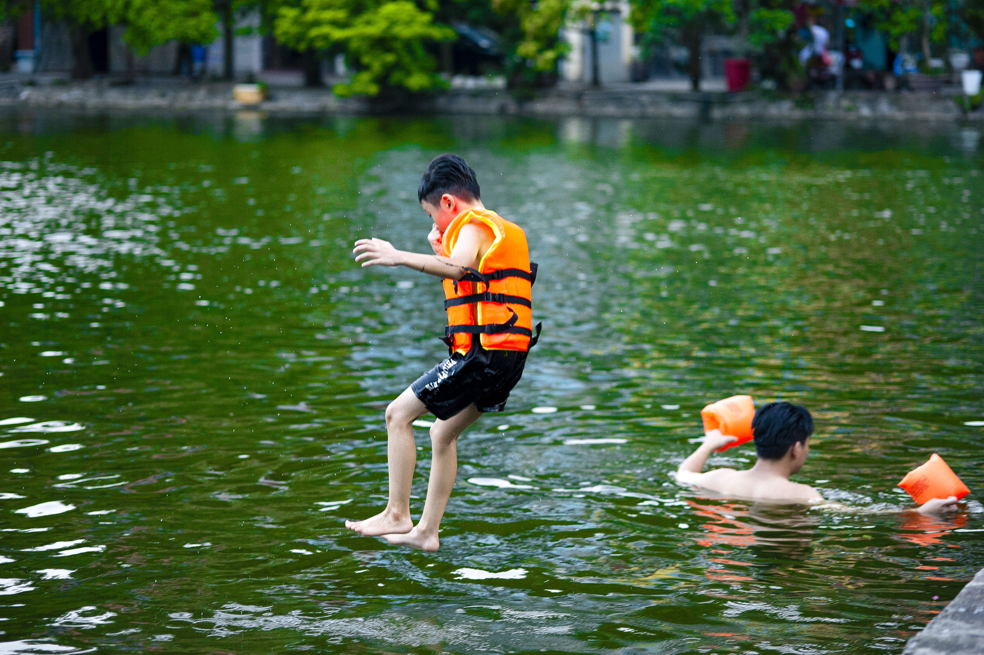Trong những ngày hè nóng nực này, thì đây là một cách để xua tan cái nóng. Các em nhỏ đặc biệt thích thú khi vui chơi tại hồ nước tự nhiên lại hoàn toàn miễn phí.