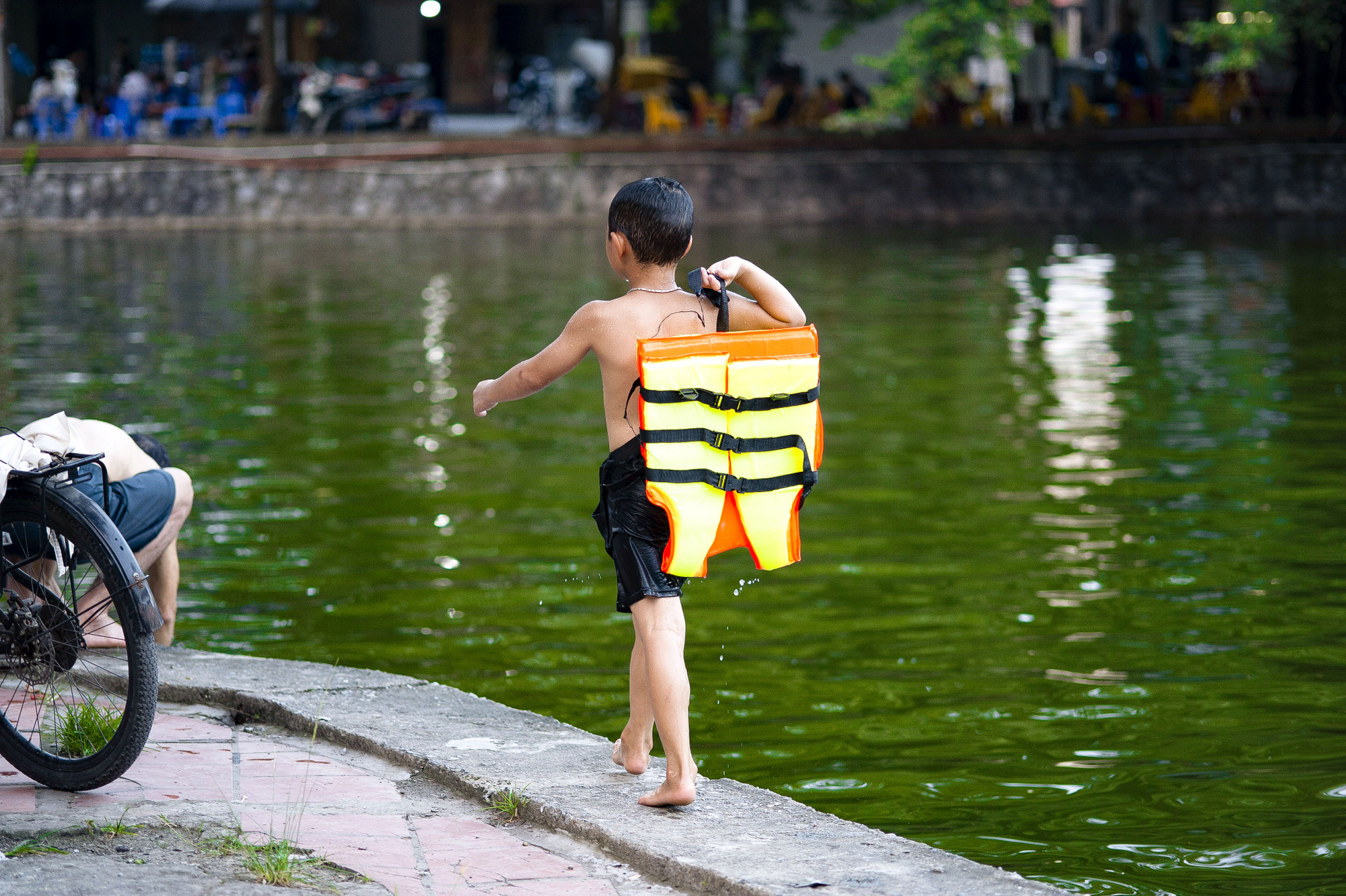 Từ trẻ nhỏ tới người lớn tới tắm ở hồ Long Trì đều được trang bị phao bơi, áo phao, vật nổi để tắm đề phòng nguy hiểm.