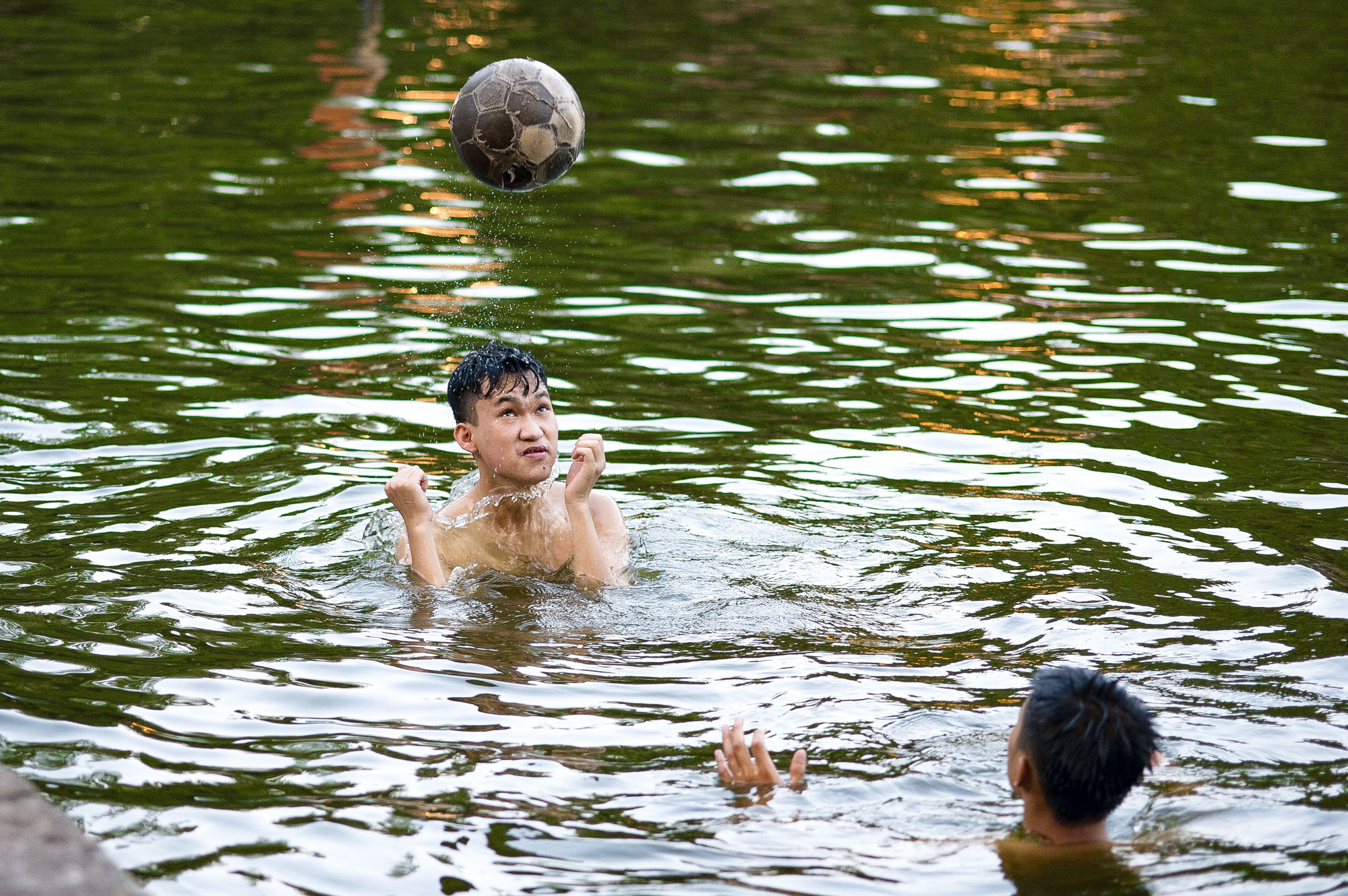 Các bạn nhỏ được thoải mái đùa nghịch trong “không gian xanh” của làng quê.