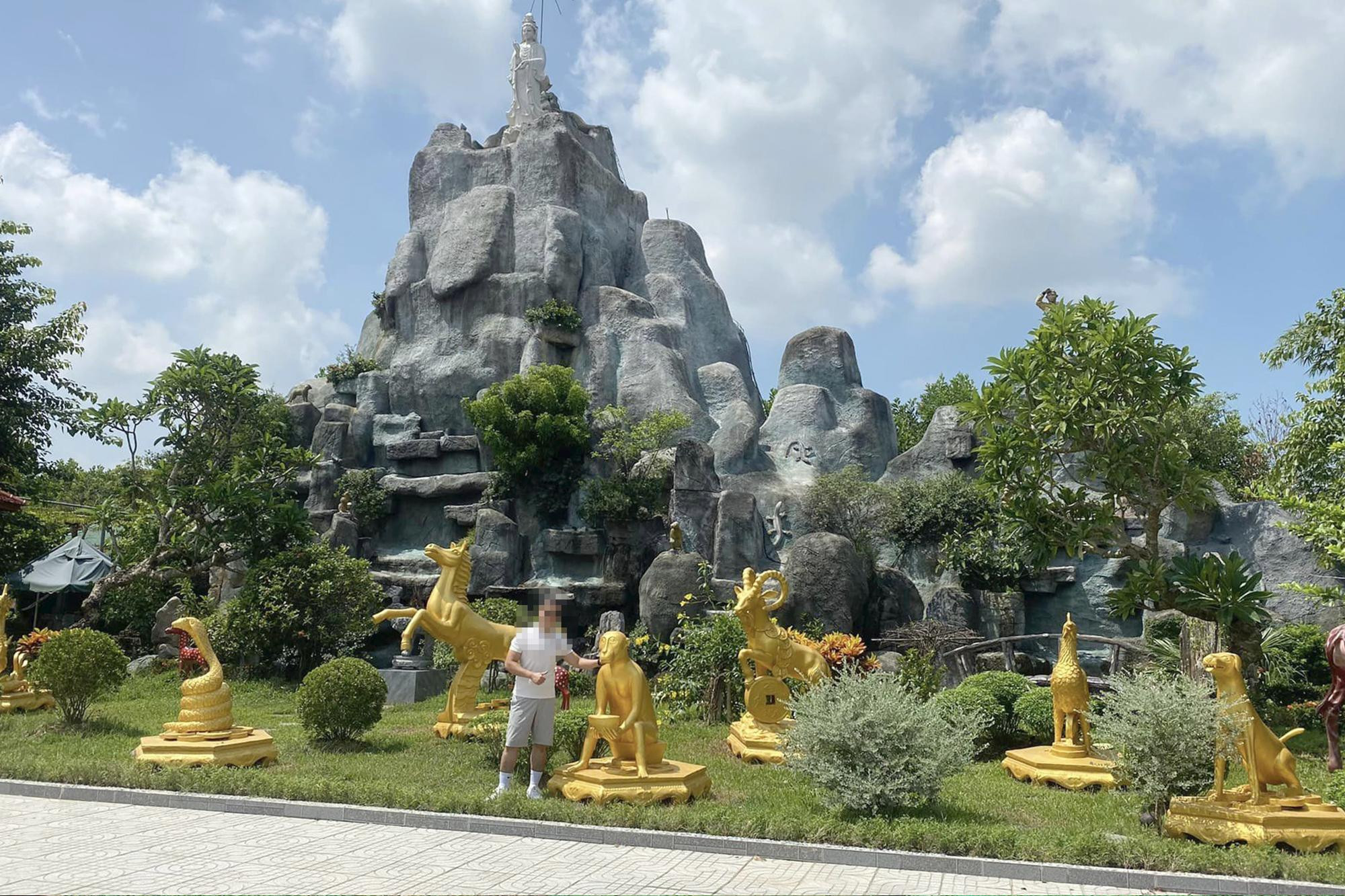 "Núi ngũ phúc" cao hàng chục mét nằm trong dự án nuôi cá rô phi. "Núi ngũ phúc" cao hàng chục mét nằm trong dự án nuôi cá rô phi.