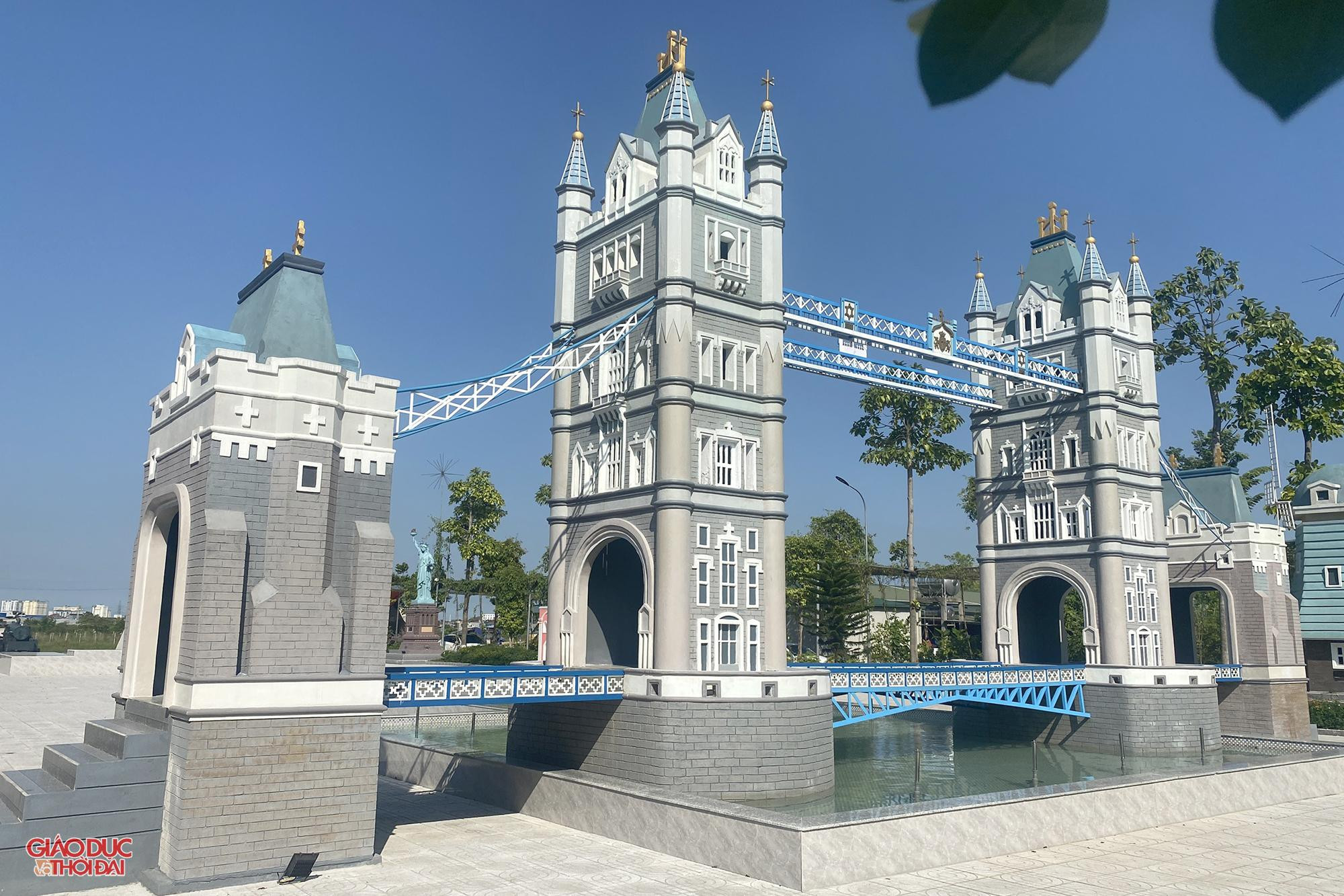 Quyết định yêu cầu công ty dừng ngay mọi hoạt động thi công công trình vi phạm. Trong thời hạn 60 ngày kể từ ngày lập biên bản xử phạt vi phạm hành chính, chủ đầu tư phải làm thủ tục đề nghị cơ quan có thẩm quyền điều chỉnh hoặc cấp lại giấy phép xây dựng. Hết thời hạn này, nếu công ty không xuất trình được giấy phép xây dựng hoặc giấy phép xây dựng điều chỉnh thì bị áp dụng biện pháp buộc tháo dỡ công trình, phần công trình vi phạm theo quy định. Quyết định yêu cầu công ty dừng ngay mọi hoạt động thi công công trình vi phạm. Trong thời hạn 60 ngày kể từ ngày lập biên bản xử phạt vi phạm hành chính, chủ đầu tư phải làm thủ tục đề nghị cơ quan có thẩm quyền điều chỉnh hoặc cấp lại giấy phép xây dựng. Hết thời hạn này, nếu công ty không xuất trình được giấy phép xây dựng hoặc giấy phép xây dựng điều chỉnh thì bị áp dụng biện pháp buộc tháo dỡ công trình, phần công trình vi phạm theo quy định.