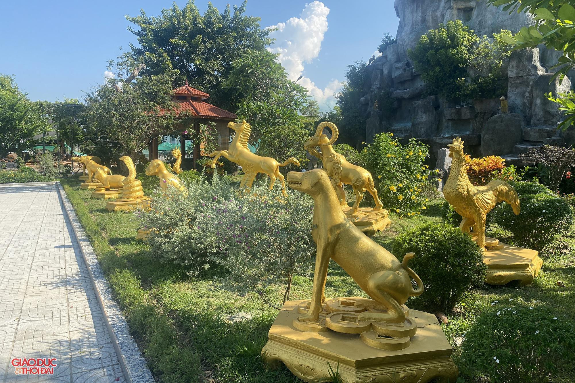 Tuy nhiên, đã hơn 1 năm, những công trình vi phạm vẫn chưa bị tháo dỡ. Trong khi đó, trên khu đất thực hiện dự án tiếp tục xuất hiện thêm một số công trình phục vụ mục đích vui chơi giải trí như mô hình mô phỏng cầu tháp London, cung điện Kremlin, sân tập golf… Tuy nhiên, đã hơn 1 năm, những công trình vi phạm vẫn chưa bị tháo dỡ. Trong khi đó, trên khu đất thực hiện dự án tiếp tục xuất hiện thêm một số công trình phục vụ mục đích vui chơi giải trí như mô hình mô phỏng cầu tháp London, cung điện Kremlin, sân tập golf…