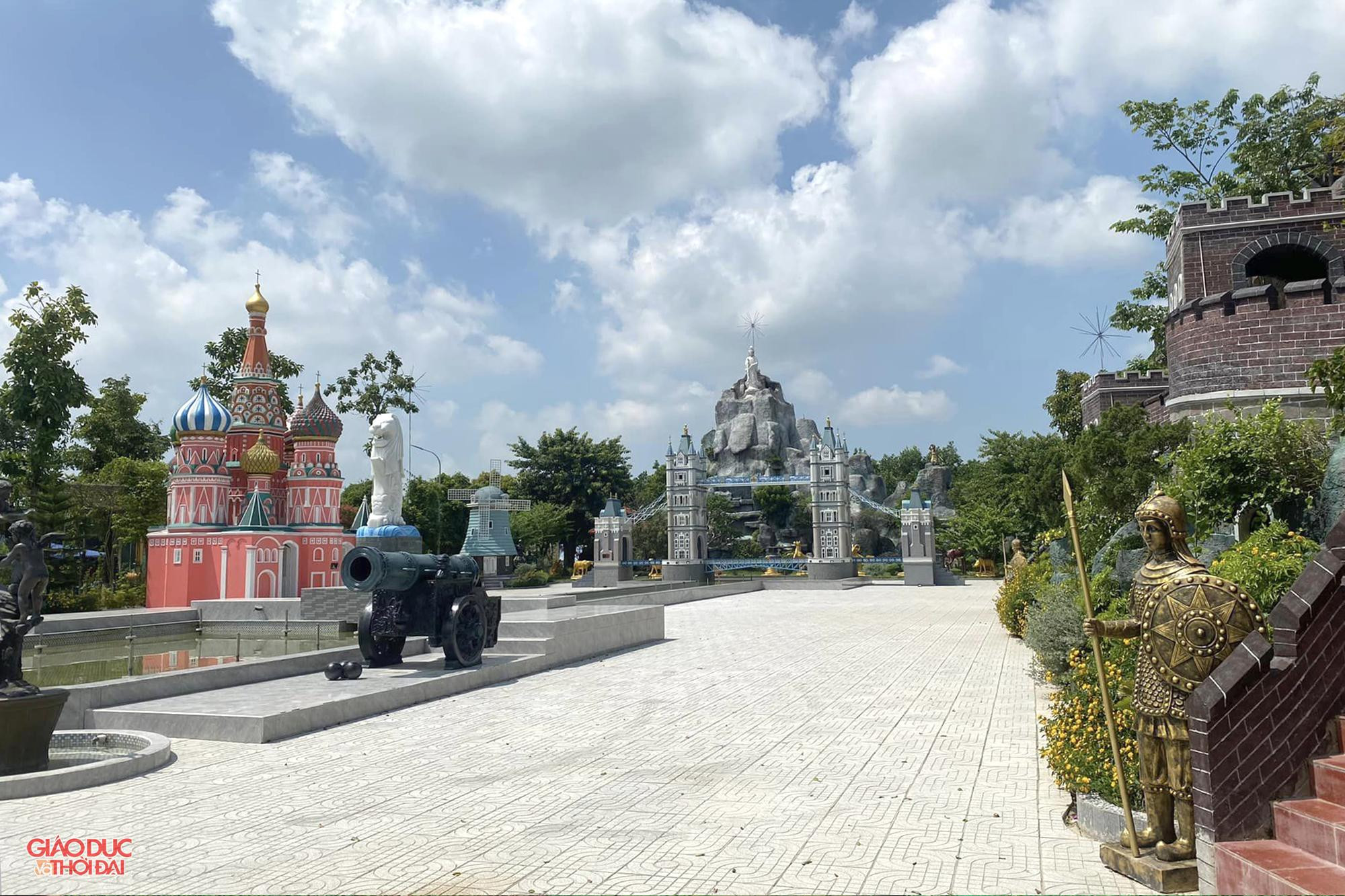 Dự án có số vốn đầu tư ban đầu hơn 50 tỷ đồng trên quy mô diện tích hơn 6,4ha. Trong đó, diện tích kênh, ao nuôi cá hơn 3ha; diện tích sân đường, cây xanh hơn 3,1ha; diện tích xây dựng công trình gần 0,2ha. Đến nay, chủ đầu tư Synot Asean đã xây dựng và triển khai dự án đi vào hoạt động. Dự án có số vốn đầu tư ban đầu hơn 50 tỷ đồng trên quy mô diện tích hơn 6,4ha. Trong đó, diện tích kênh, ao nuôi cá hơn 3ha; diện tích sân đường, cây xanh hơn 3,1ha; diện tích xây dựng công trình gần 0,2ha. Đến nay, chủ đầu tư Synot Asean đã xây dựng và triển khai dự án đi vào hoạt động.