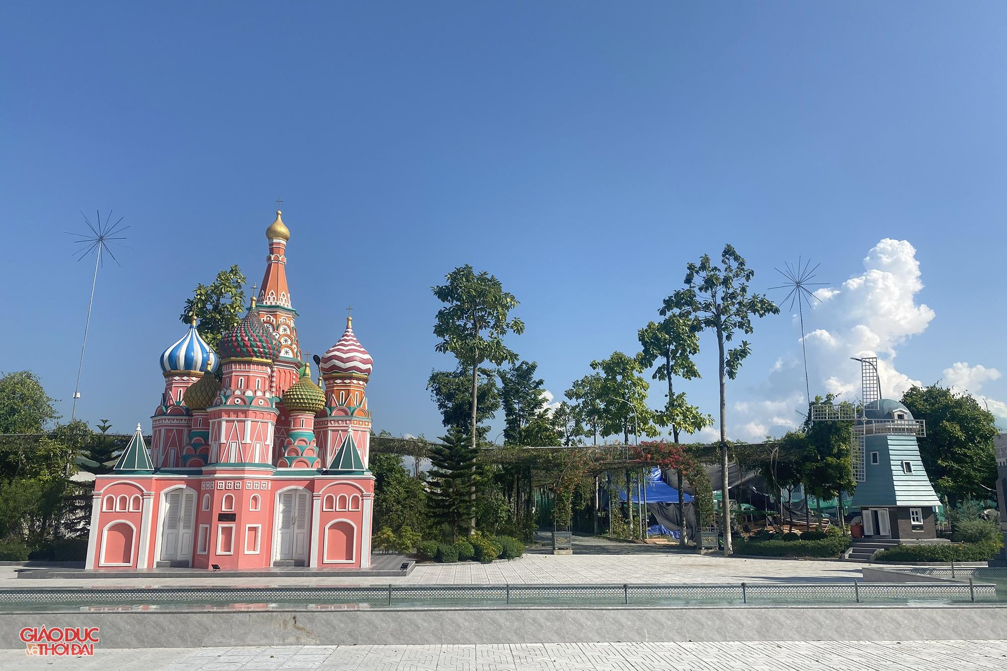 Tuy nhiên, thay vì thực hiện nghiêm túc quy hoạch, chủ đầu tư đã tự ý xây dựng thêm nhiều hạng mục không phép như núi ngũ phúc, sân bóng đá nhân tạo. Tháng 6/2021, UBND huyện Hưng Nguyên ra quyết định số 583/QĐ-XPVPHC xử phạt hành chính 30 triệu đồng vì Công ty CP Synot Asean đã tổ chức thi công xây dựng công trình không có giấy phép xây dựng. Tuy nhiên, thay vì thực hiện nghiêm túc quy hoạch, chủ đầu tư đã tự ý xây dựng thêm nhiều hạng mục không phép như núi ngũ phúc, sân bóng đá nhân tạo. Tháng 6/2021, UBND huyện Hưng Nguyên ra quyết định số 583/QĐ-XPVPHC xử phạt hành chính 30 triệu đồng vì Công ty CP Synot Asean đã tổ chức thi công xây dựng công trình không có giấy phép xây dựng.