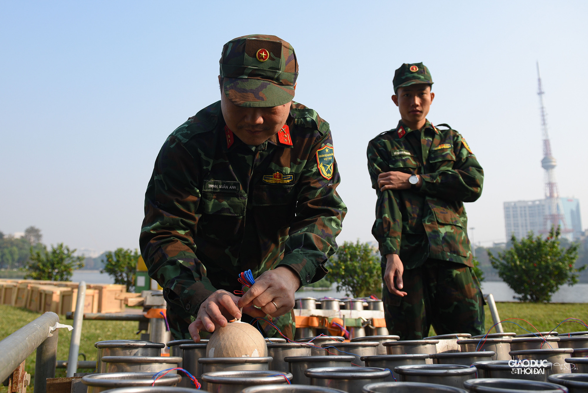 Thượng tá Phạm Hồng Chung cho biết tầm khoảng 14h ngày hôm nay toàn bộ trận địa pháo hoa sẽ hoàn thành các công tác chuẩn bị.