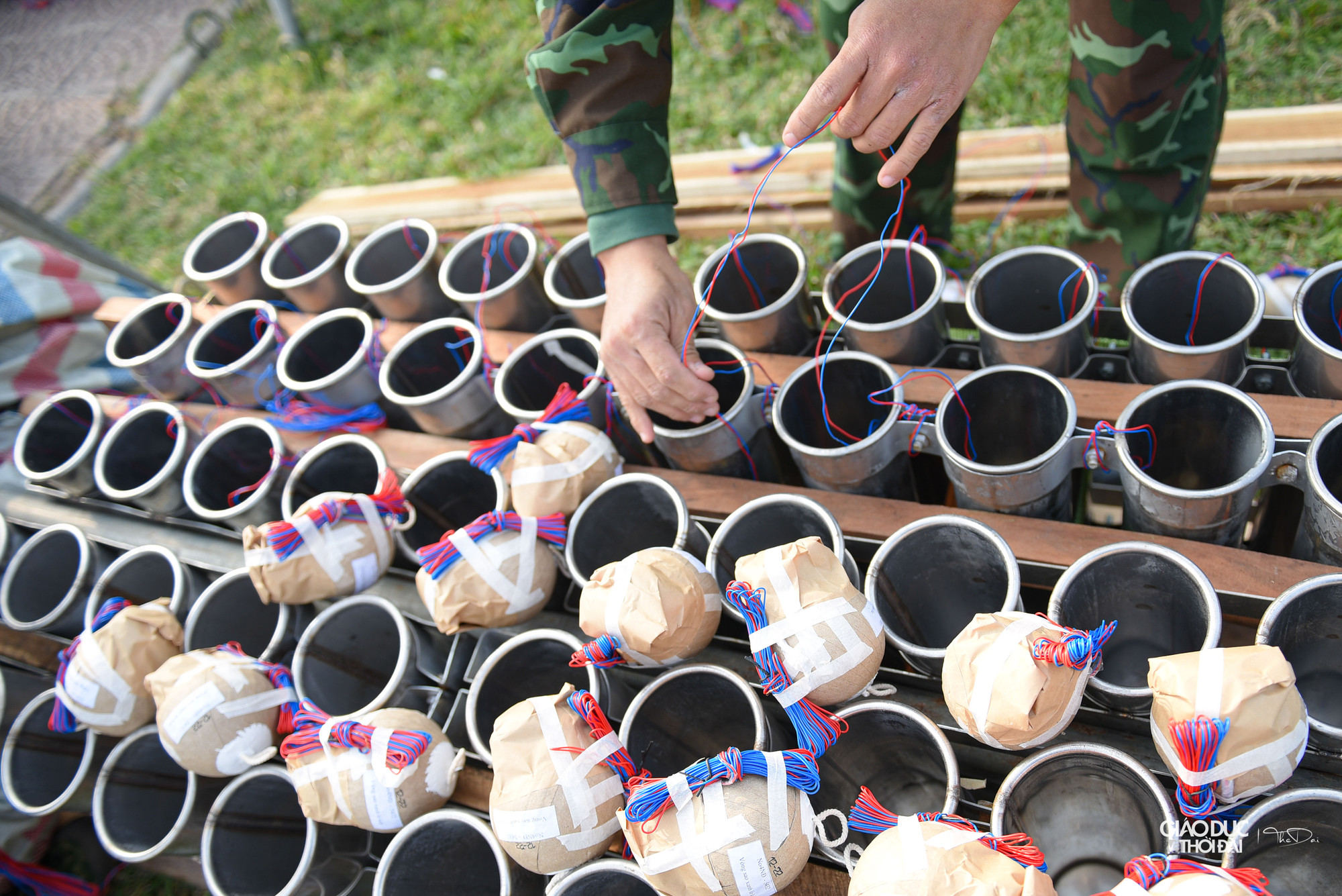 Việc lắp đặt các dàn pháo được các chiến sĩ tiến hành khẩn trương và bảo đảm an toàn tuyệt đối.