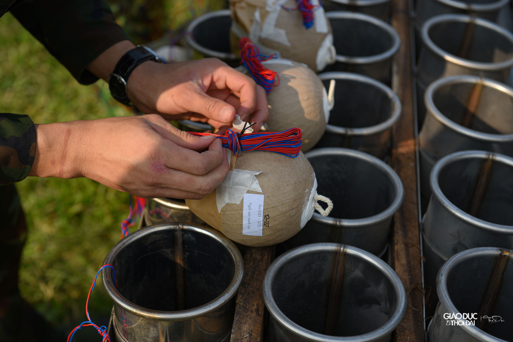 Trung tá Phạm Đức Nhân, Trợ lý tác chiến, BCHQS quận Hai Bà Trưng, Hà Nội cho biết; Tự hào với nhiệm vụ được giao, các cán bộ chiến sĩ tại đây sẵn sàng hi sinh những giây phút sum họp bên gia đình giờ phút giao thừa để phục vụ nhân dân thưởng thức pháo hoa đón Tết.