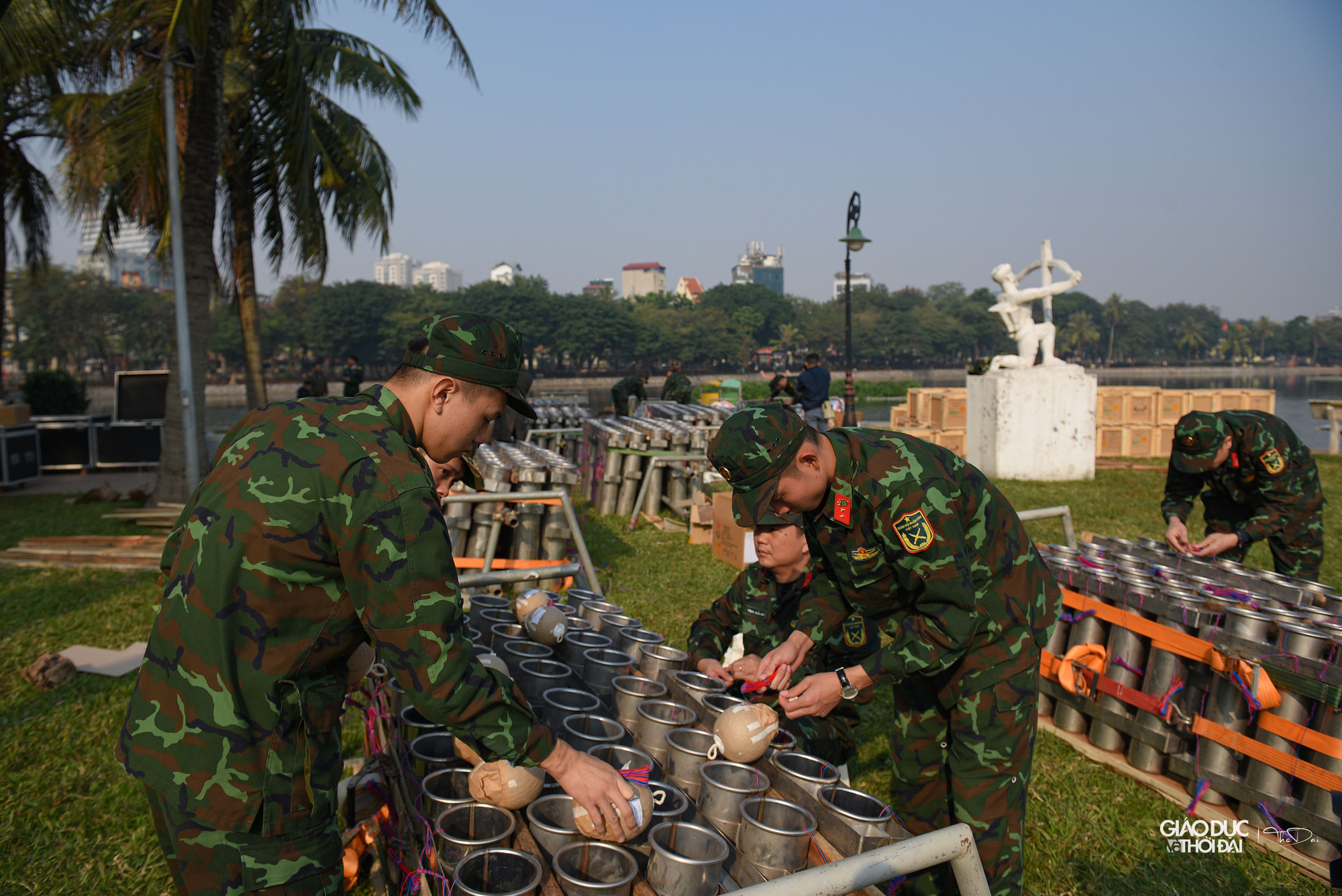 Theo kế hoạch của UBND Tp Hà Nội đêm giao thừa thời lượng bắn pháo hoa là 15p từ 0h - 0h 15. Kinh phí được huy động 100% từ nguồn xã hội hoá.
