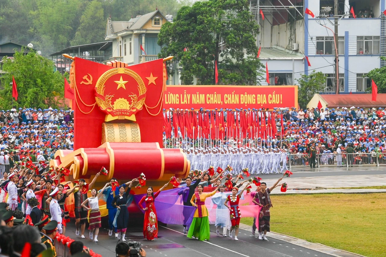 Quốc huy nước Cộng hòa xã hội chủ nghĩa Việt Nam được đặt trên biểu tượng Rồng thiêng, vươn mình bay lên, thể hiện ý chí, khát vọng của dân tộc Việt Nam. 