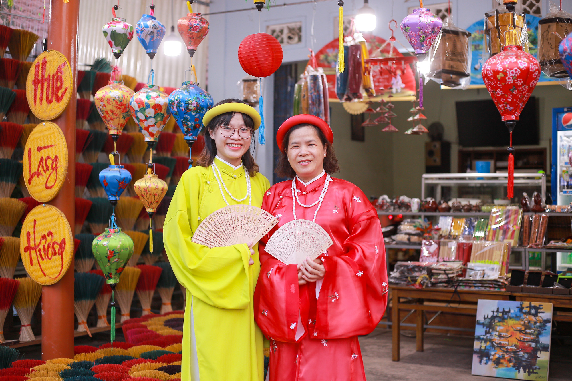 Du khách thuê cổ phục và tham quan, trải nghiệm tại làng hương Thủy Xuân. Du khách thuê cổ phục và tham quan, trải nghiệm tại làng hương Thủy Xuân.