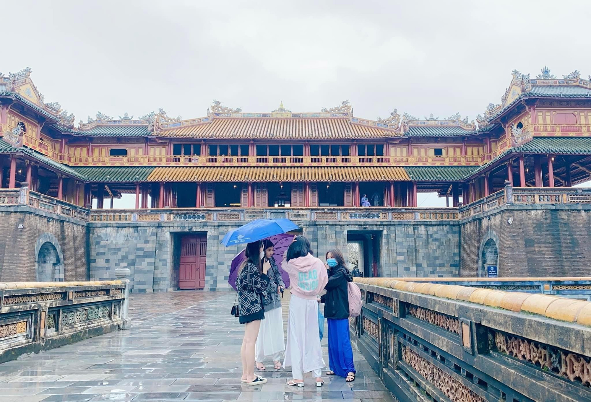 Du khách tham quan Đại Nội Huế. Du khách tham quan Đại Nội Huế.