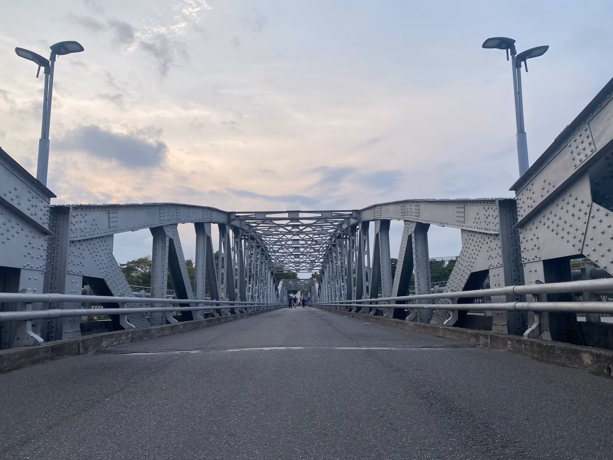 Du khách có thể trải nghiệm đi bộ, đạp xe đạp qua cầu Trường Tiền để cảm nhận vẻ đẹp thơ mộng cảnh quan nơi đây.