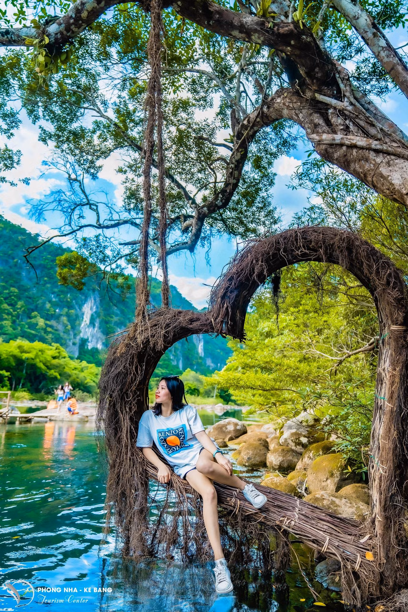 Chụp ảnh check in tại hình trái tim.