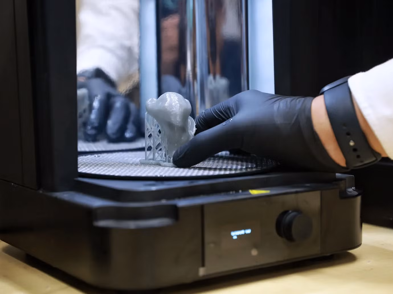 Công đoạn tạo mũi 3D. Ảnh: The Straits Times