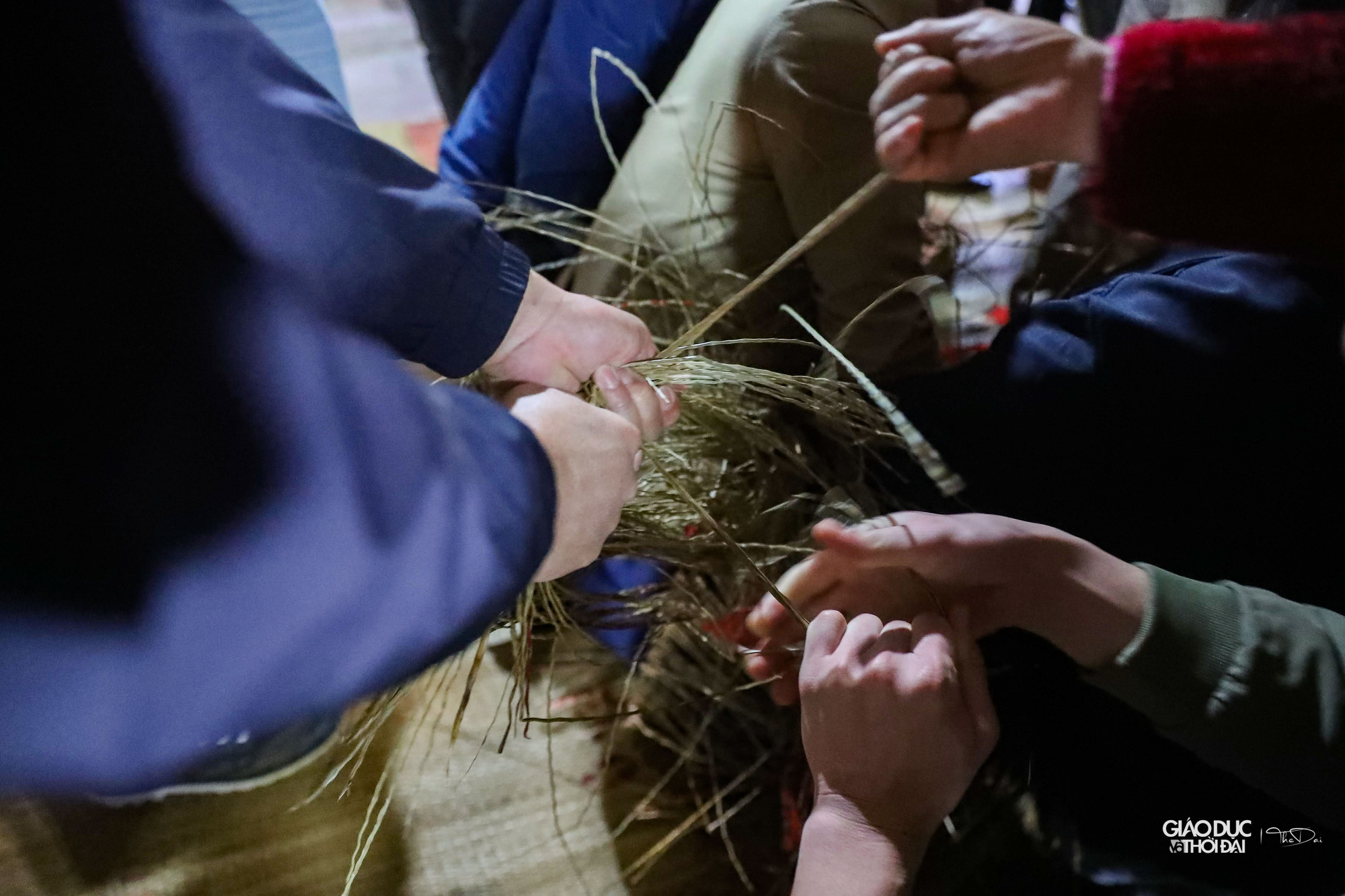 Năm nay khác với mọi năm, bên trong đình sẽ chia chiếu trước, sau đó chia cho người dân, để tránh tình trạng tranh cướp.