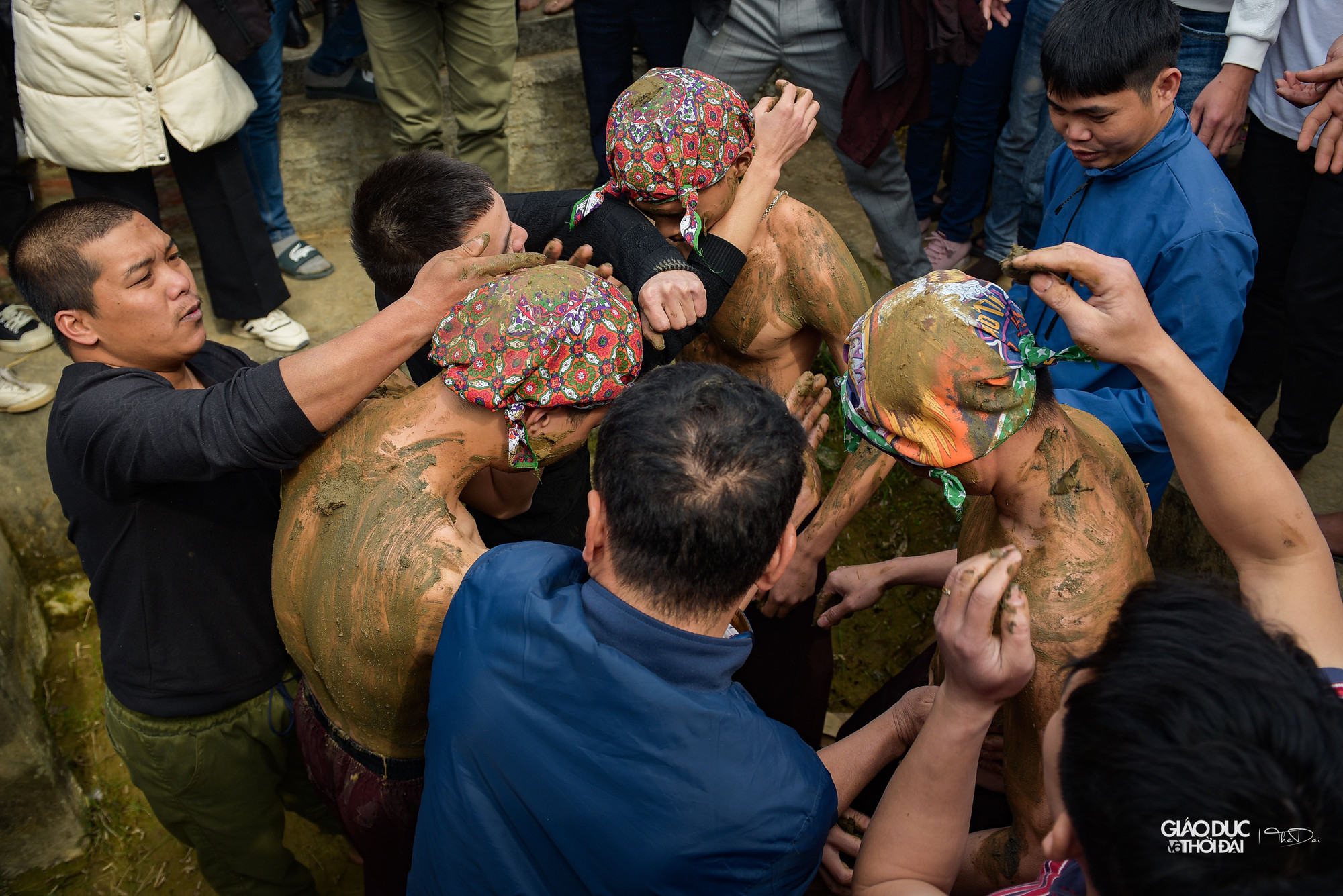 Một bể chứa bùn được xây giữa cánh đồng làng, đây là nơi chứa bùn sạch để trát lên người Bụt trước khi rước về đình làng diễn trò.