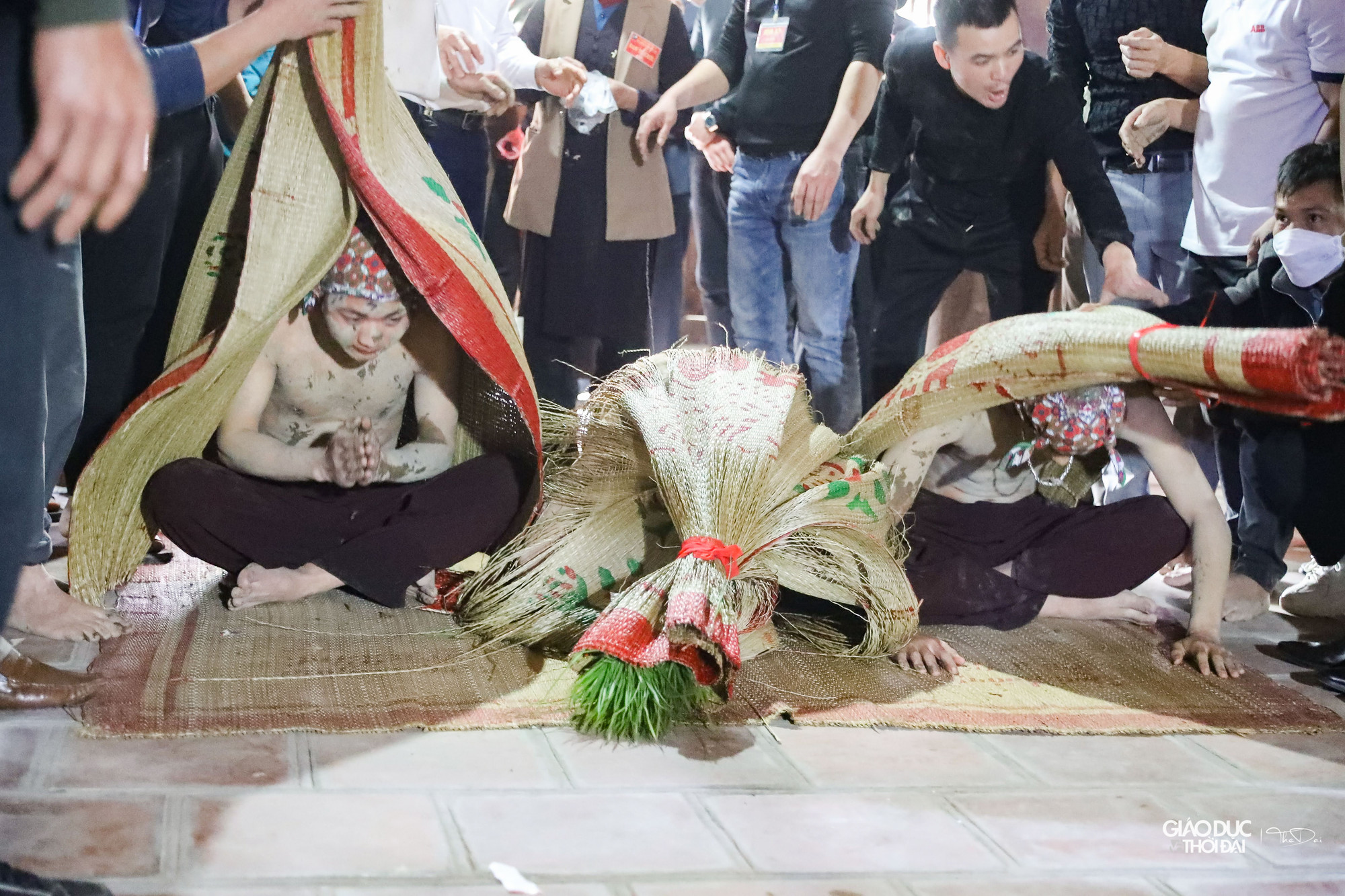 3 Bụt làm lễ tại đình.