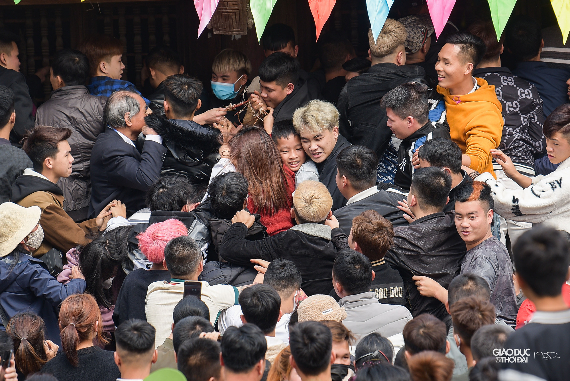 Theo tương truyền có được chiếu, nhất là chiếc chiếu có bó mạ xanh trên đầu thì chắc chắn năm đó vợ chồng sẽ sinh con trai, chính vì thế cho dù được chia chiếu nhưng nhiều người dân vẫn cố gắng đợi và giành bằng được một mảnh chiếu cói giữa.