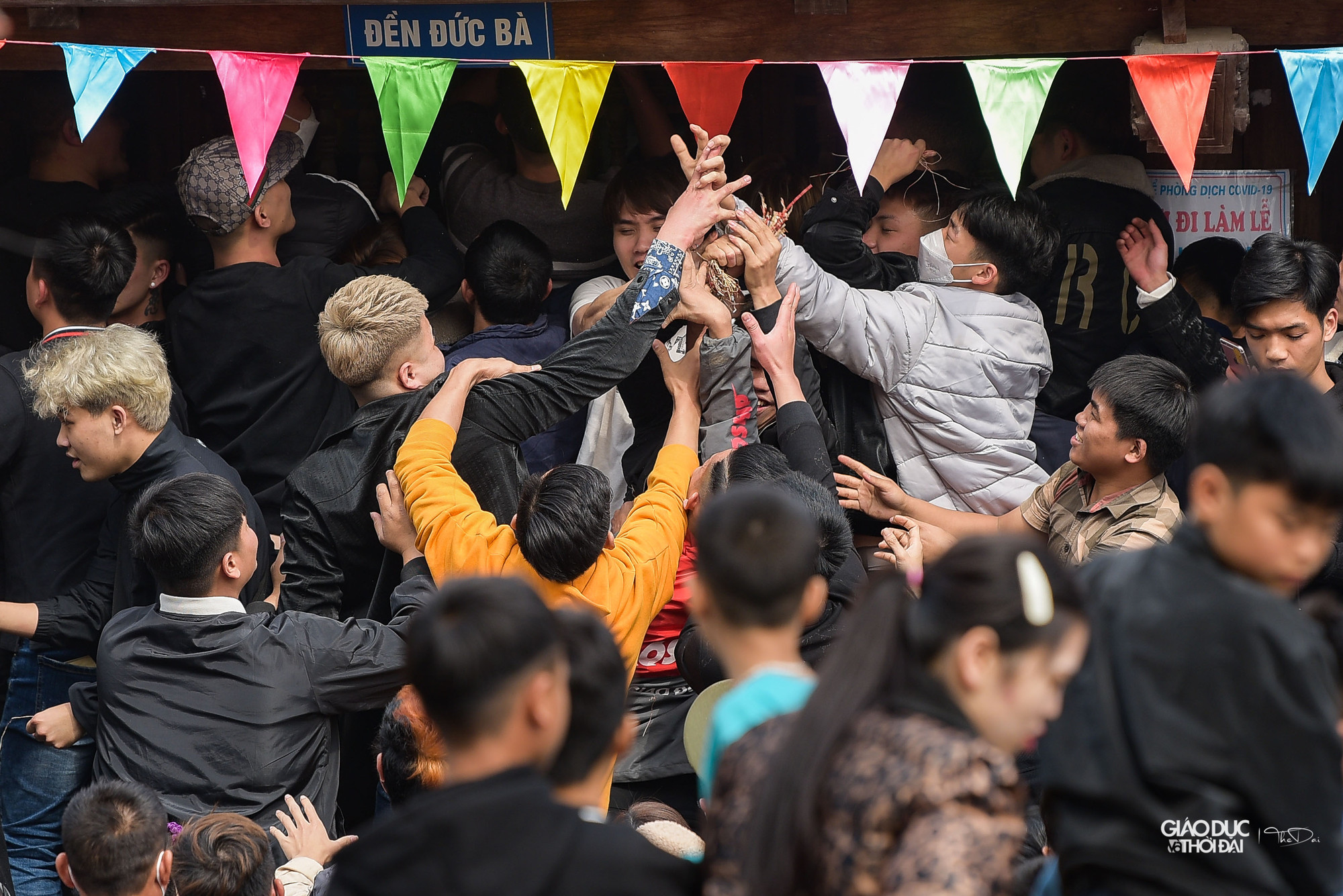 Theo tương truyền có được chiếu, nhất là chiếc chiếu có bó mạ xanh trên đầu thì chắc chắn năm đó vợ chồng sẽ sinh con trai, chính vì thế cho dù được chia chiếu nhưng nhiều người dân vẫn cố gắng đợi và giành bằng được một mảnh chiếu cói giữa.